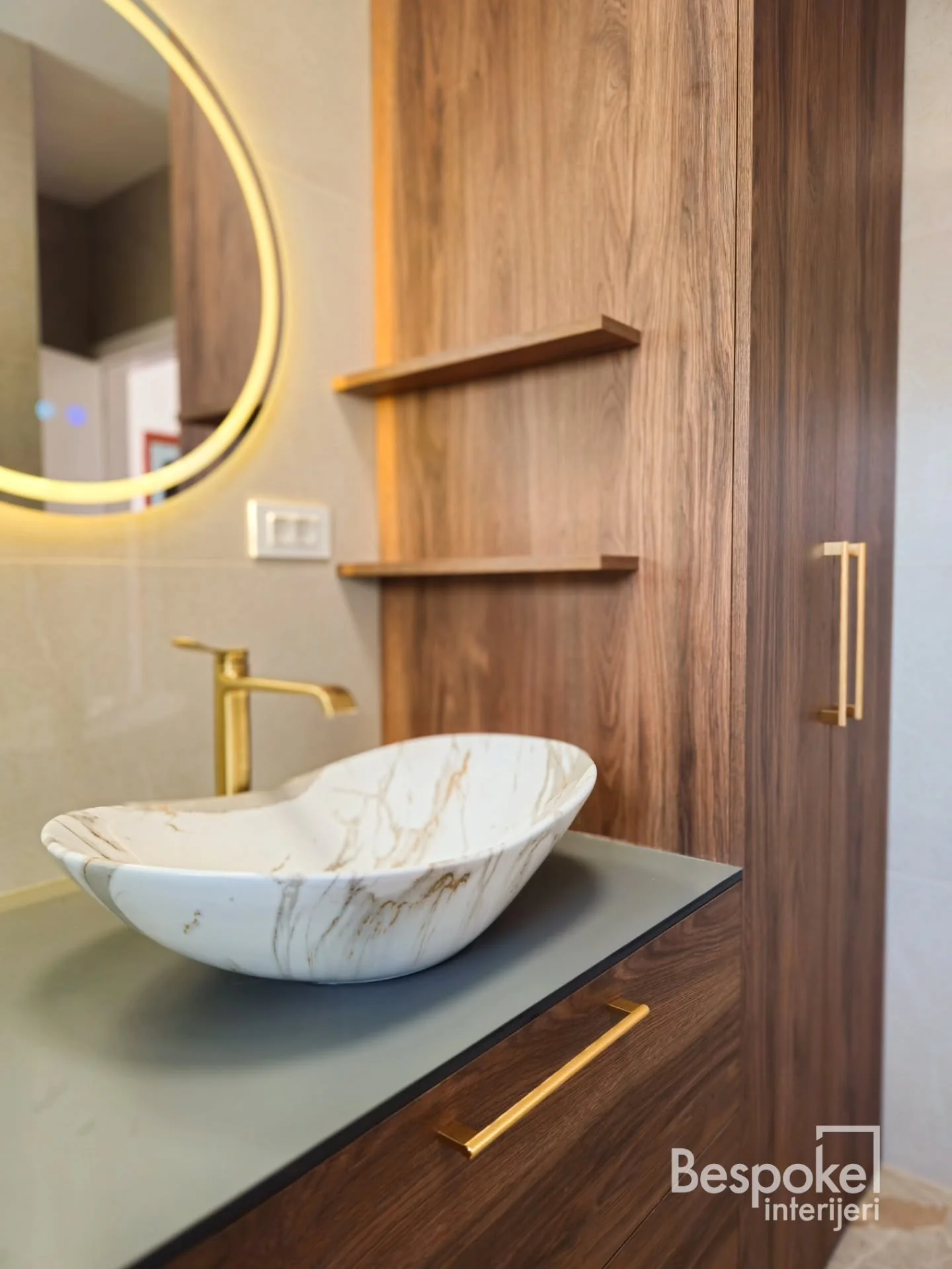 Kupaonski ormar u H3154ST36 dekoru i 2235NC Antracit compact plocom. 🟤⚪️