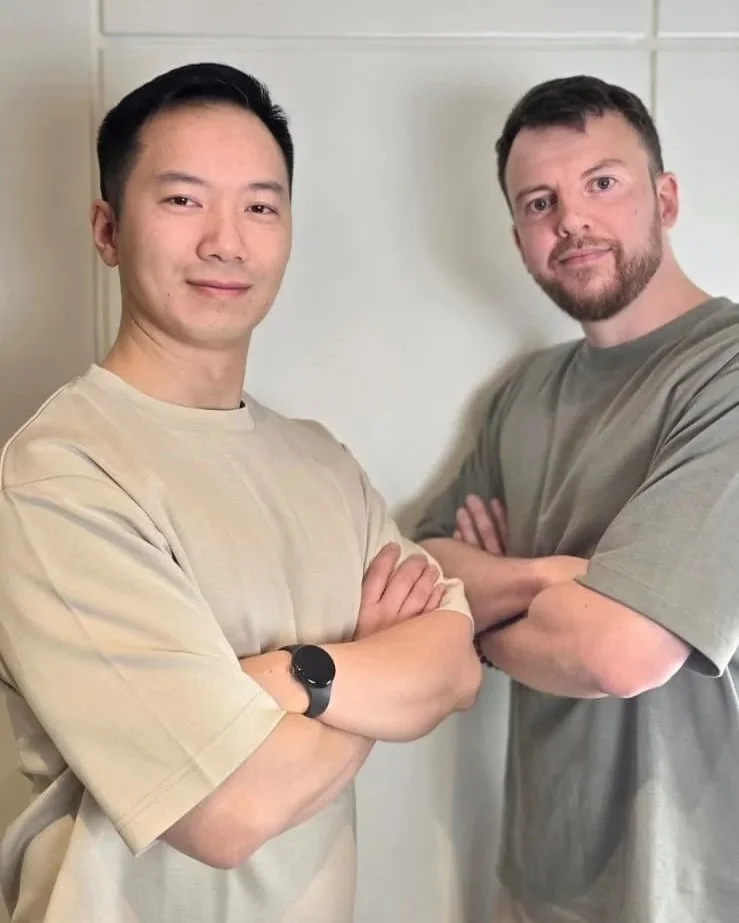 Die Gründer von Kame Physiotherapie in Berlin-Steglitz in ihren modernen Praxisräumen – Spezialisten für Kiefer- und Nackentherapie.