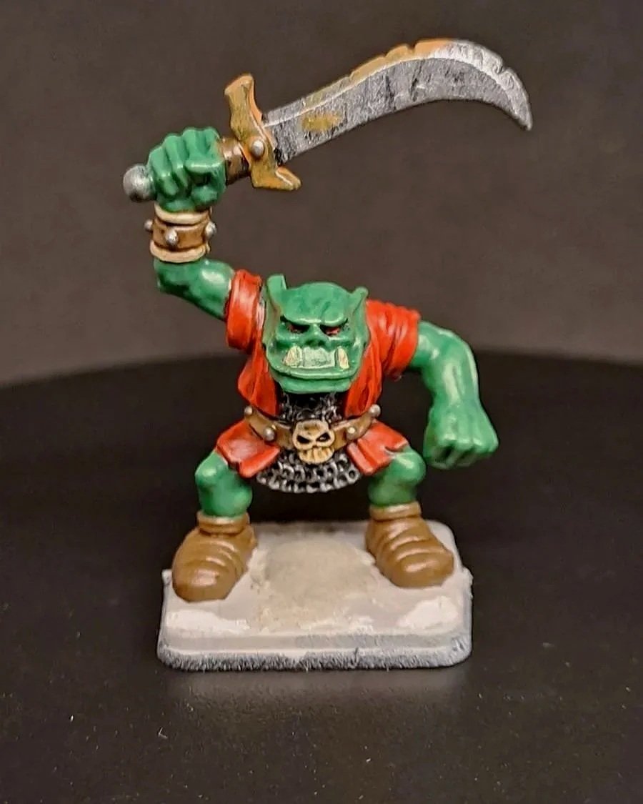 Ork
Dieser Ork wurde im Tabletop-Standard bemalt: kräftige Grüntöne, saubere Highlights und markante Details. Eine robuste Bemalung, die perfekt für wiederholte Spielrunden geeignet ist.
