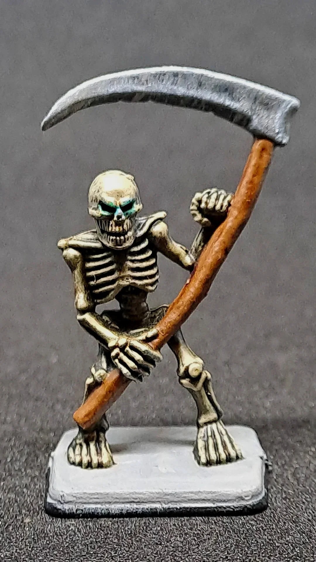 Skelett
Das HeroQuest-Skelett wirkt im Tabletop-Standard durch helle Knochenfarben, Schattierungen und einfache Akzente. Langlebig bemalt, fügt es sich ideal in Dungeon-Szenarien ein.