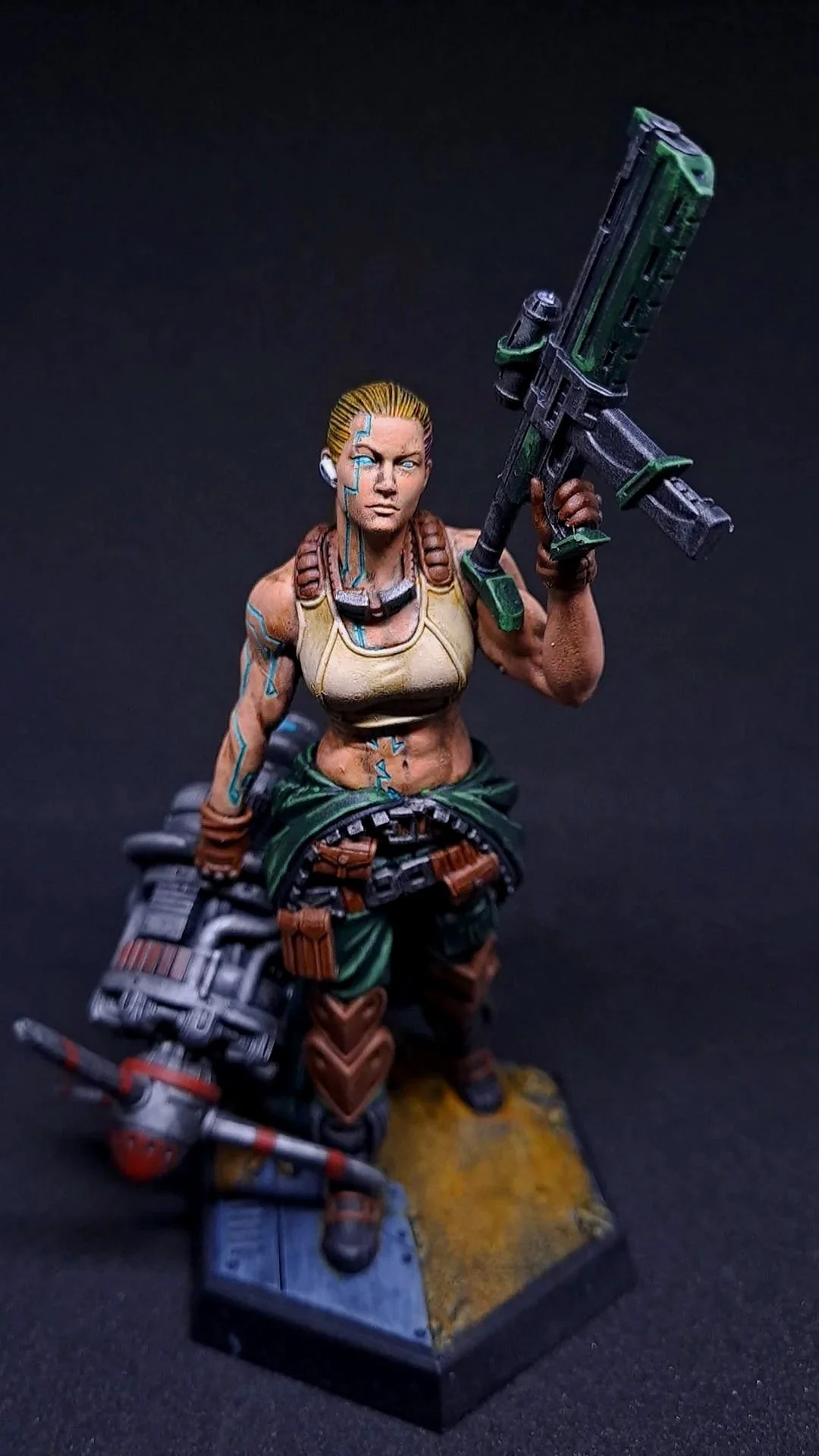 Diese 75 mm Figur wurde in Display-Qualität bemalt und präsentiert feinste Details auf höchstem Niveau. Mehrschichtige Farbverläufe, präzise Highlights und aufwendige Schattierungen lassen jede Struktur lebendig wirken – von der Haut bis zur Rüstung.