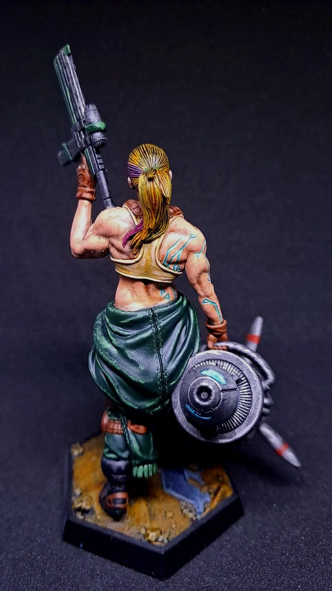 Diese 75 mm Figur wurde in Display-Qualität bemalt und präsentiert feinste Details auf höchstem Niveau. Mehrschichtige Farbverläufe, präzise Highlights und aufwendige Schattierungen lassen jede Struktur lebendig wirken – von der Haut bis zur Rüstung.