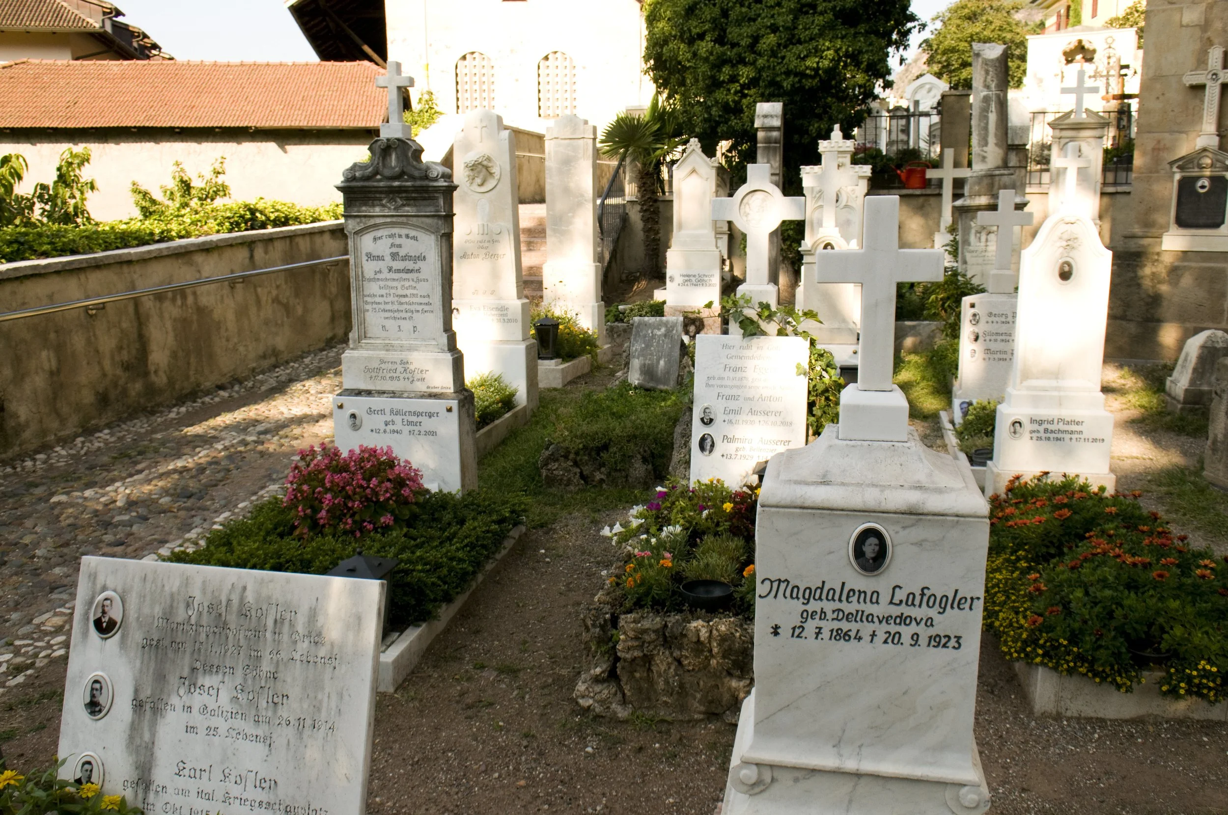 Bolzano/Bozen - quartiere di Gries, cimitero parrocchiale: ben visibile sulle lapidi l'onomastica tirolese-germanofona