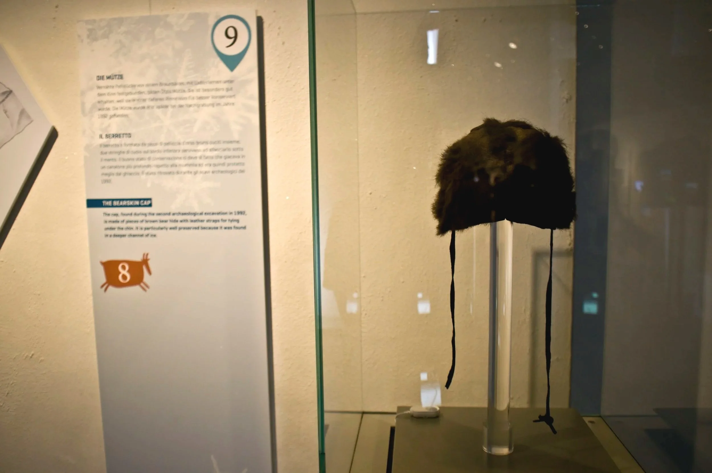 Insieme al corpo di Ötzi  automummificatosi fra i ghiacci, sono stati ritrovati diversi oggetti e utensili. Nell'immagine il suo copricapo. 