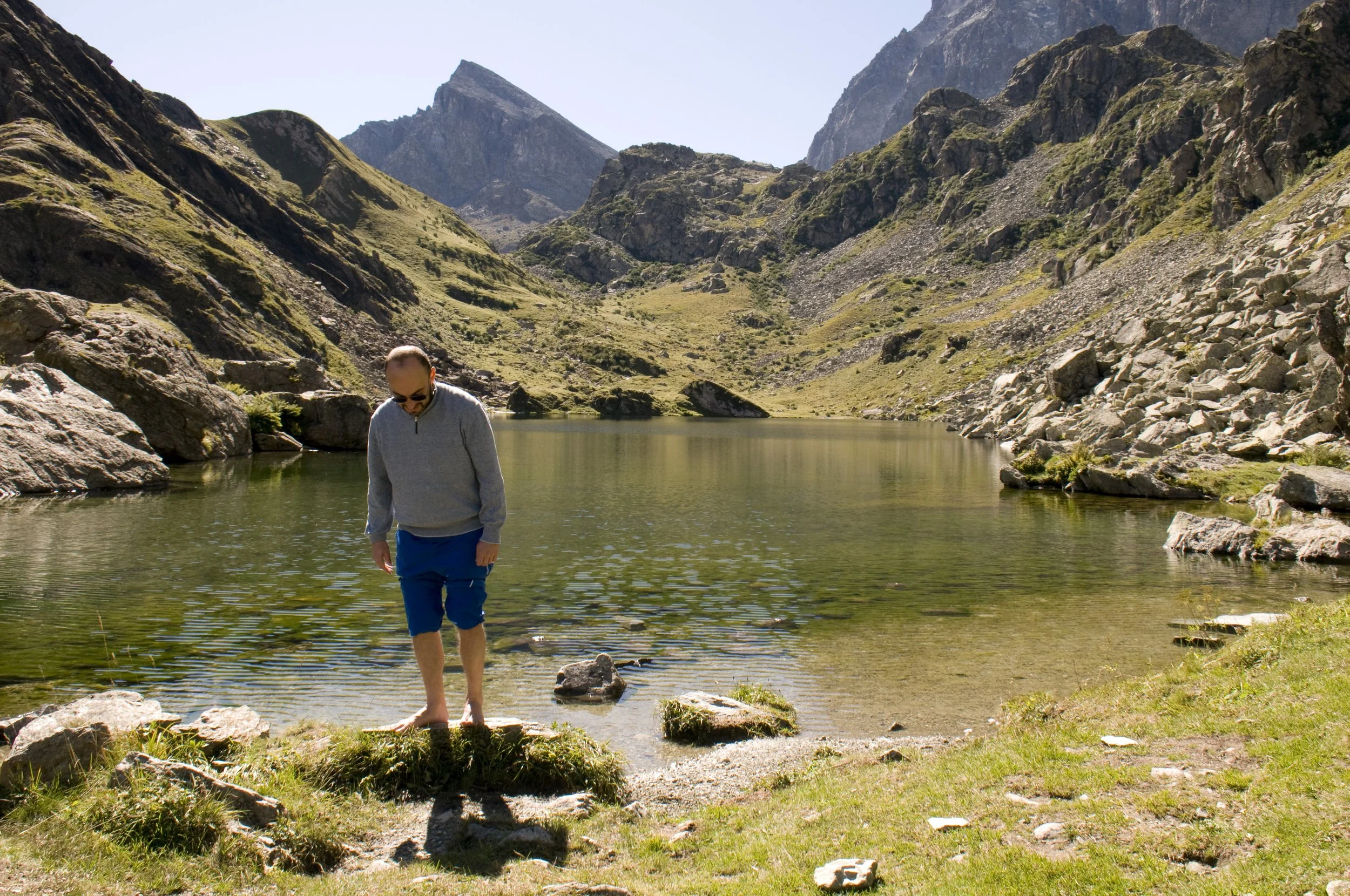 Lago Fiorenza (2113 m). Sulla roccia titanico si erge un compare.