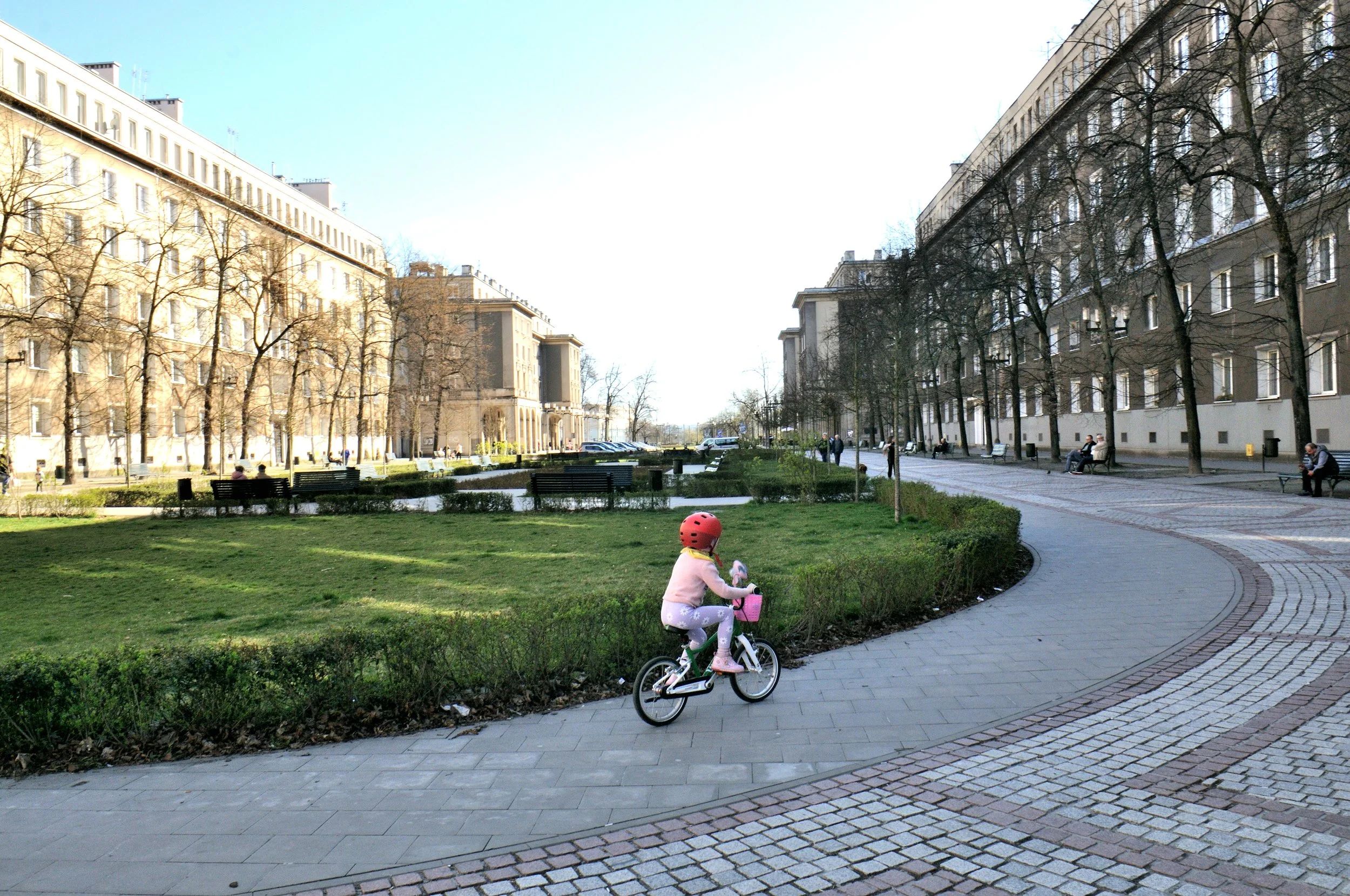 Quartiere di Nowa Huta, ex Huta Lenina: sobborgo operaio ideato e costruito nel 1949 nei pressi delle acciaierie come quartiere modello sovietico.  Alla fine degli anni '70 è stato epicentro delle prime proteste contro il regime. Negli anni '80 i mov