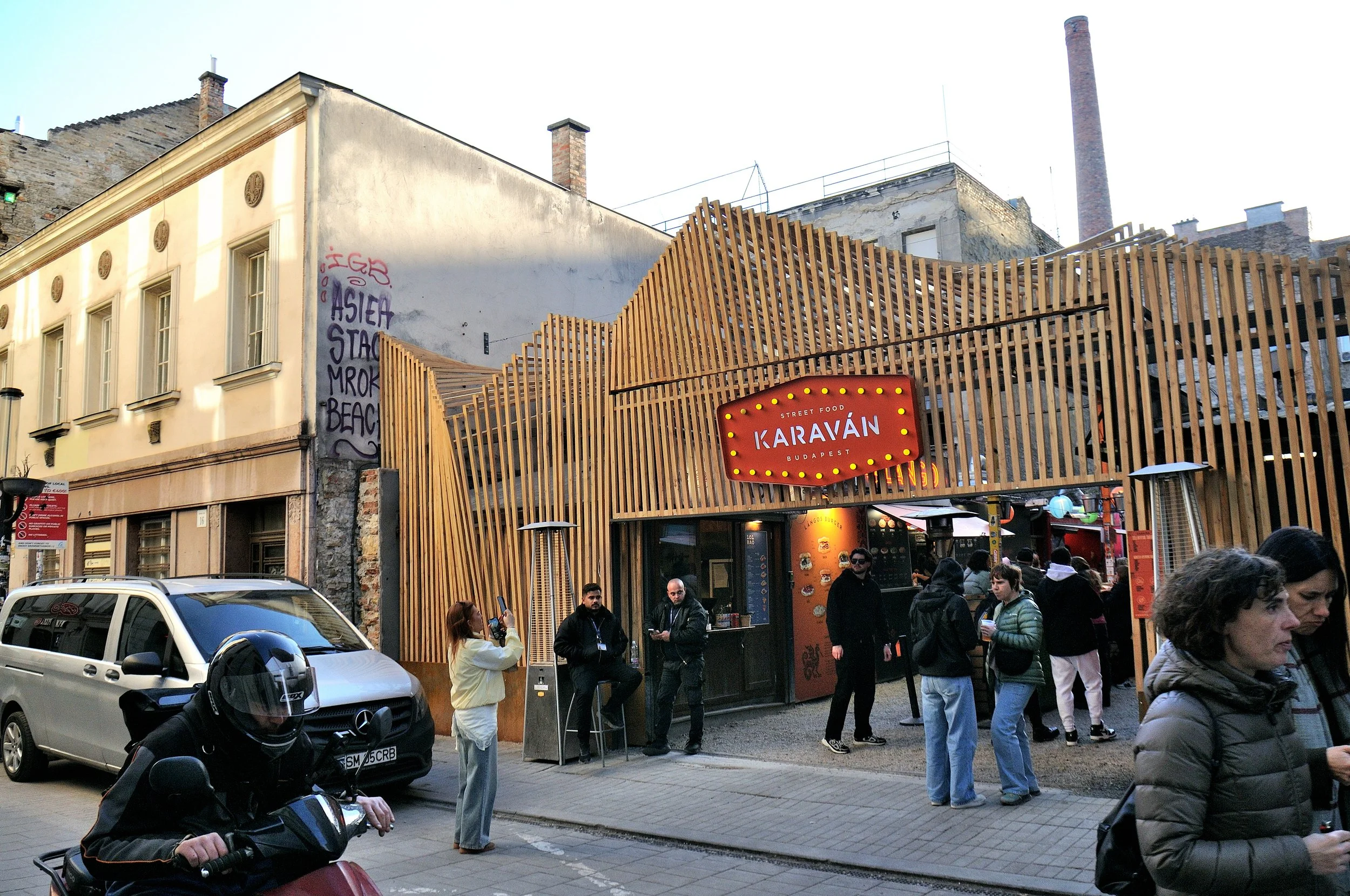 Budapest - Ruins Pub: locali ricavati in edifici e fabbriche dismesse.
