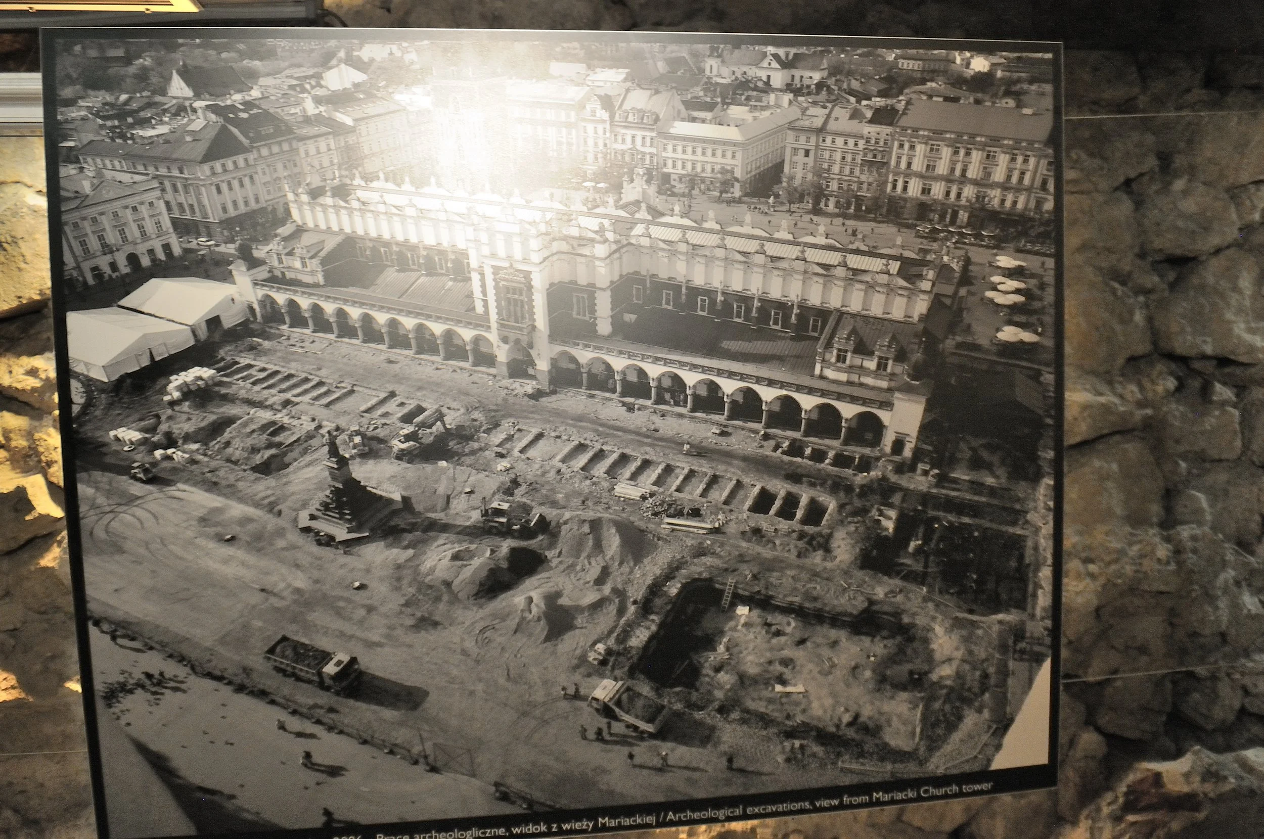 Museo di Cracovia - Rynek Underground: fotografie degli scavi iniziati nel 2005. La presenza dei resti medievali è stata accertata durante i lavori di rifacimento della pavimentazione.