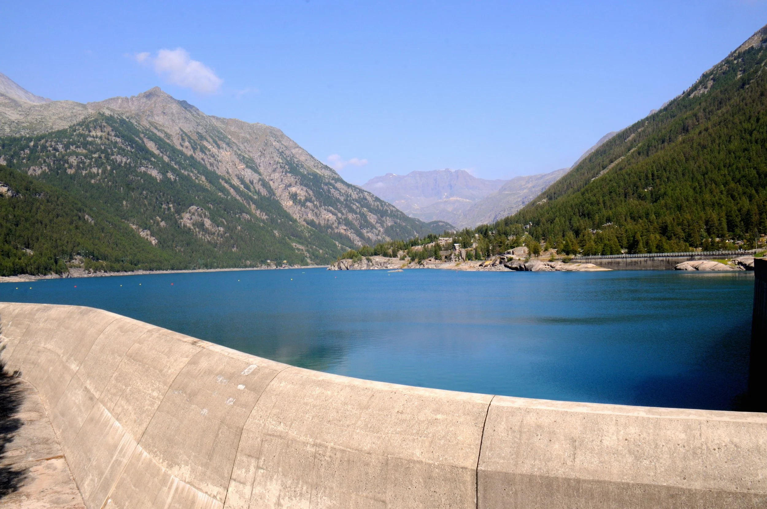 Valle Orco - Ceresole Reale: dove c'era una valle dal 1931 c'è un lago formato da una diga di sbarramento che alimenta la  centrale idroelettrica di Rosone.