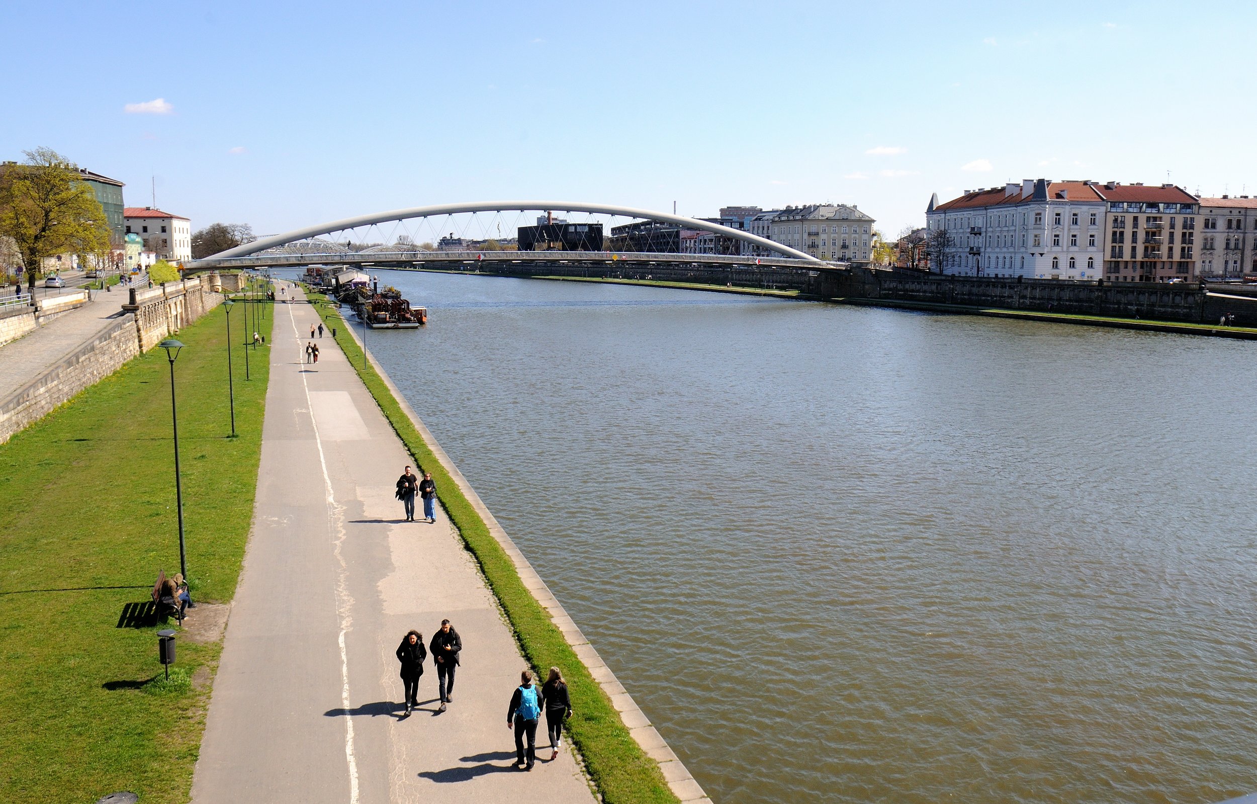 In questo tratto il fiume Vistola che attraversa la città separa il quartiere di Kazimierz dal distretto di Podgorze.