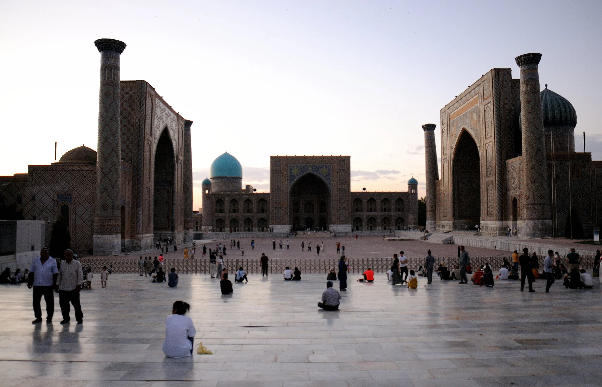 Samarcanda - Piazza del Registan, cuore dell'antica città, al tramonto