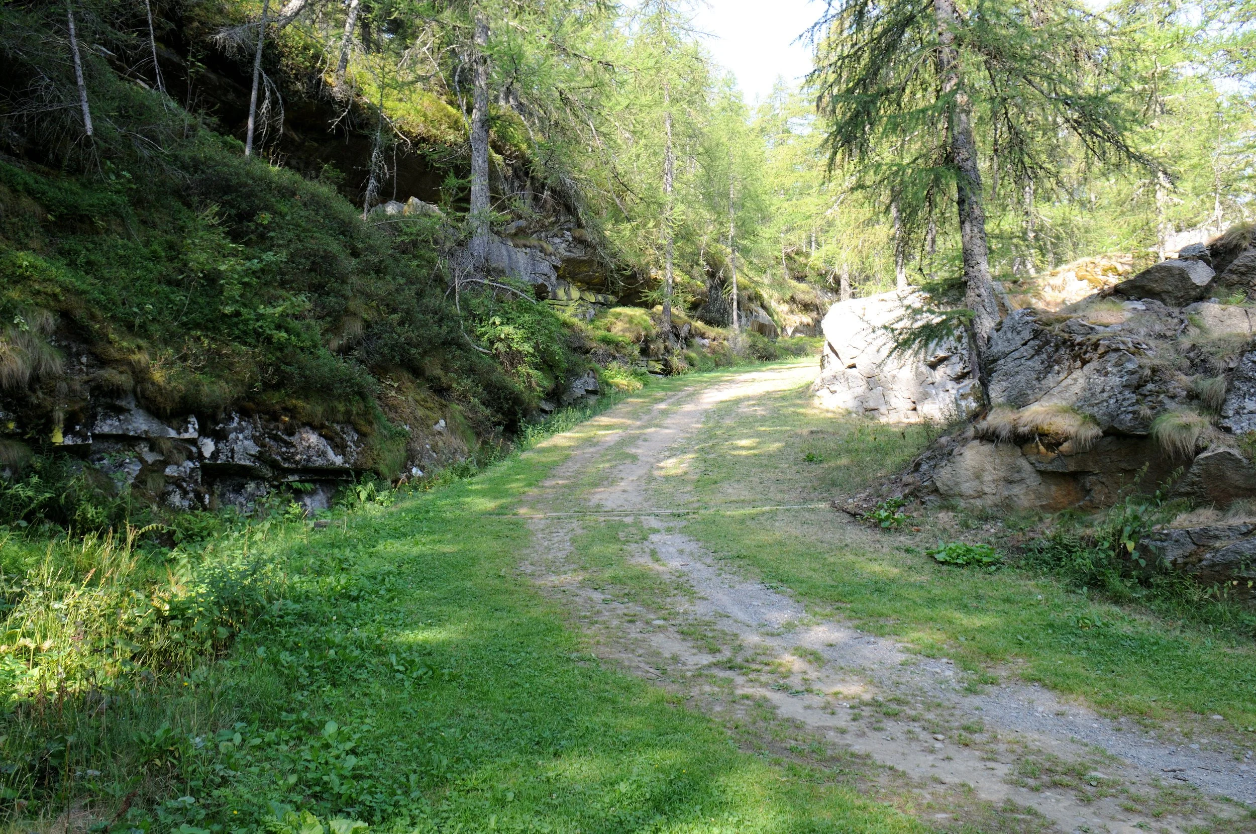Valle Orco - Ceresole Reale, sentiero per raggiungere la diga.