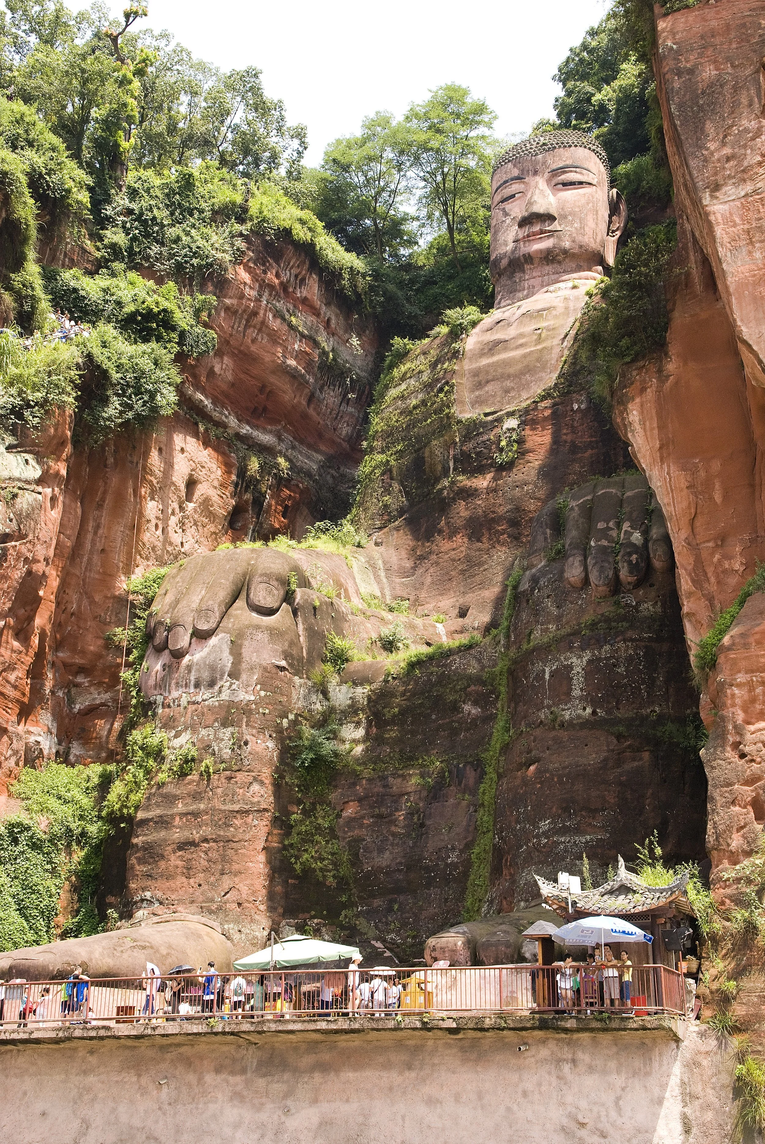 Il Buddha gigante di Leshan è la più grande statua di Buddha seduto al mondo. Si trova alla confluenza dei fiumi Minjiang, Dadu e Qingyi. L'opera fu iniziata nel 713 d.C. per placare le acque turbolente dei fiumi. Scolpita nella roccia arenaria del m