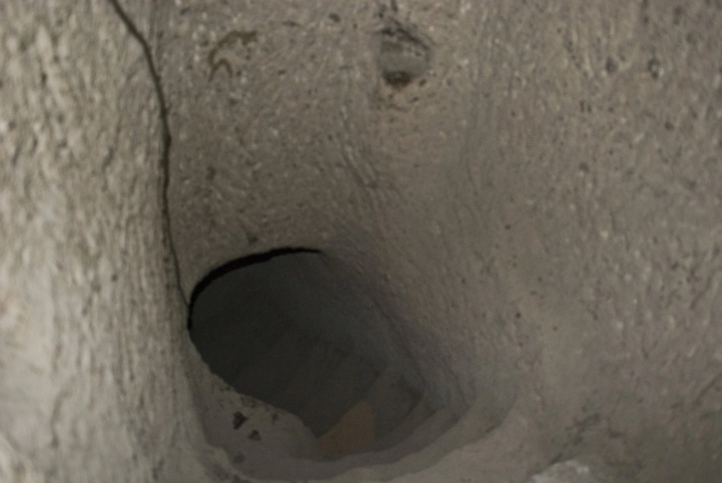 Nella città sotterranea di Kaymakli: scavata nel tufo vulcanico, è la più importante insieme a quella di Derinkuyu. Risalente in larga parte al VI - X secolo d.C. con una struttura originaria di gran lunga precedente (periodo ittita), dotata di condo