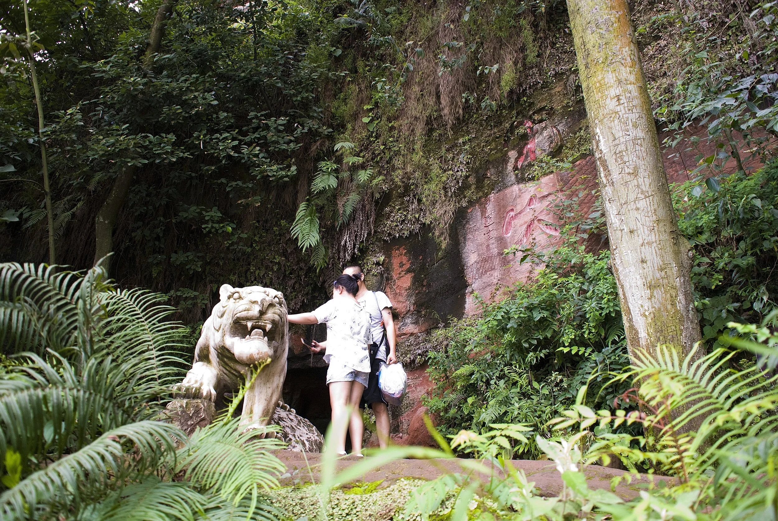 Ci inerpichiamo per raggiungere il luogo dove prendere il traghetto