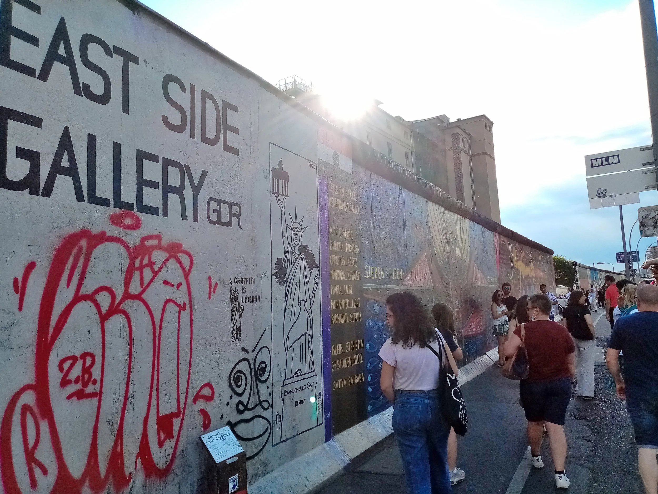 Berlino - East Side Gallery: con il suoi 1300 metri, è la parte rimanente più lunga del Muro. Sono presenti i graffiti di diversi artisti.