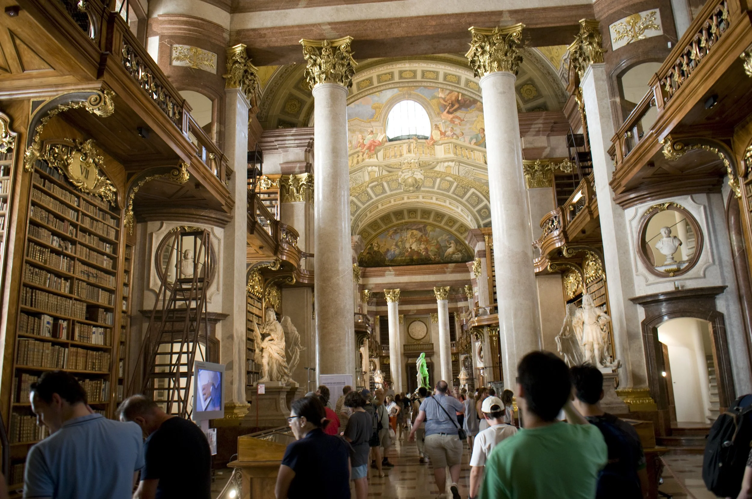 Vienna - Biblioteca Nazionale Austriaca, fondata nella metà del XV, occupa l'attuale sede nel Palazzo Hofburg dal 1737.
