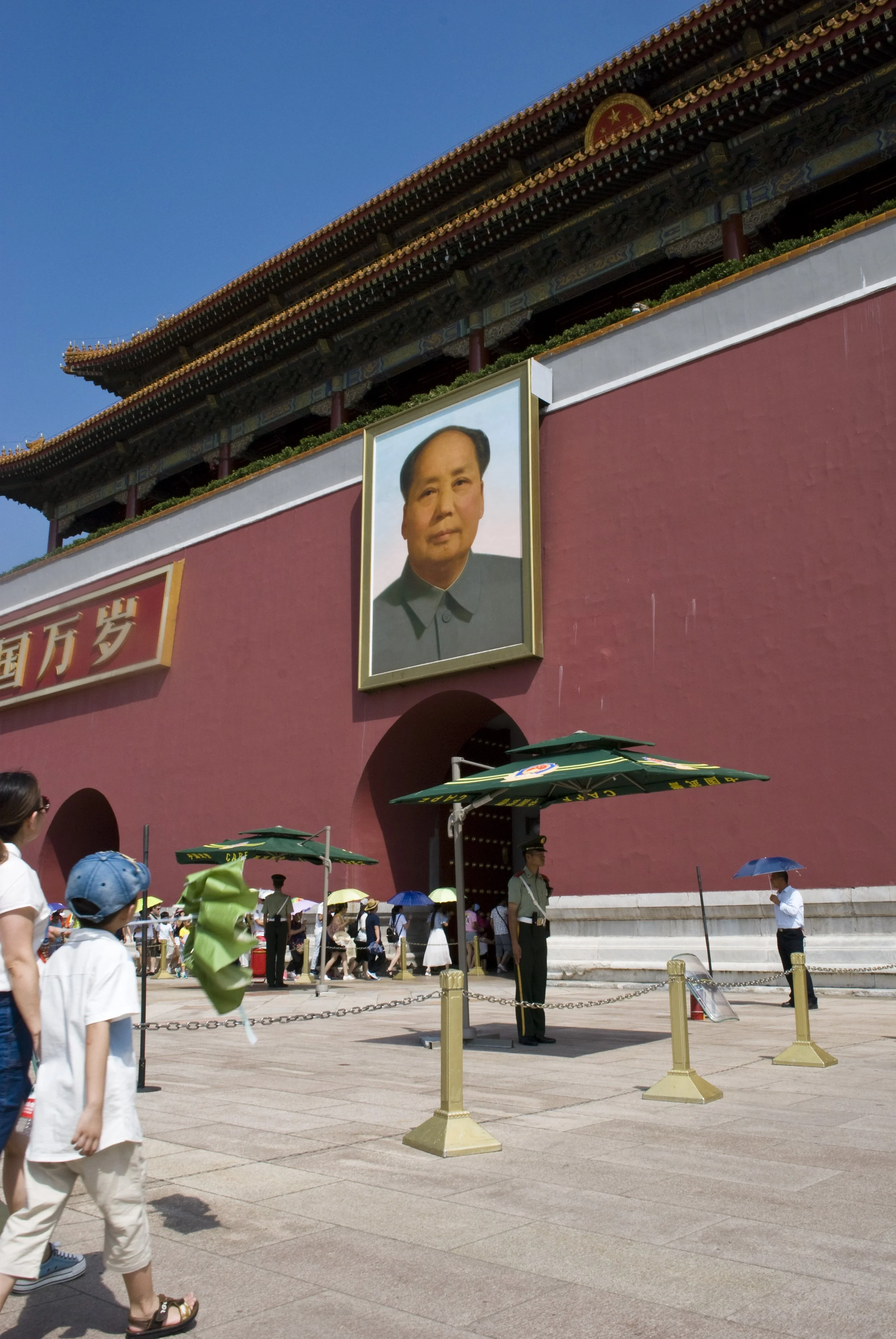 Beijing - ingresso della Città Proibita, palazzo imperiale costruito fra il 1406 e il 1420. All'ingresso campeggia il ritratto di Mao Zedong.