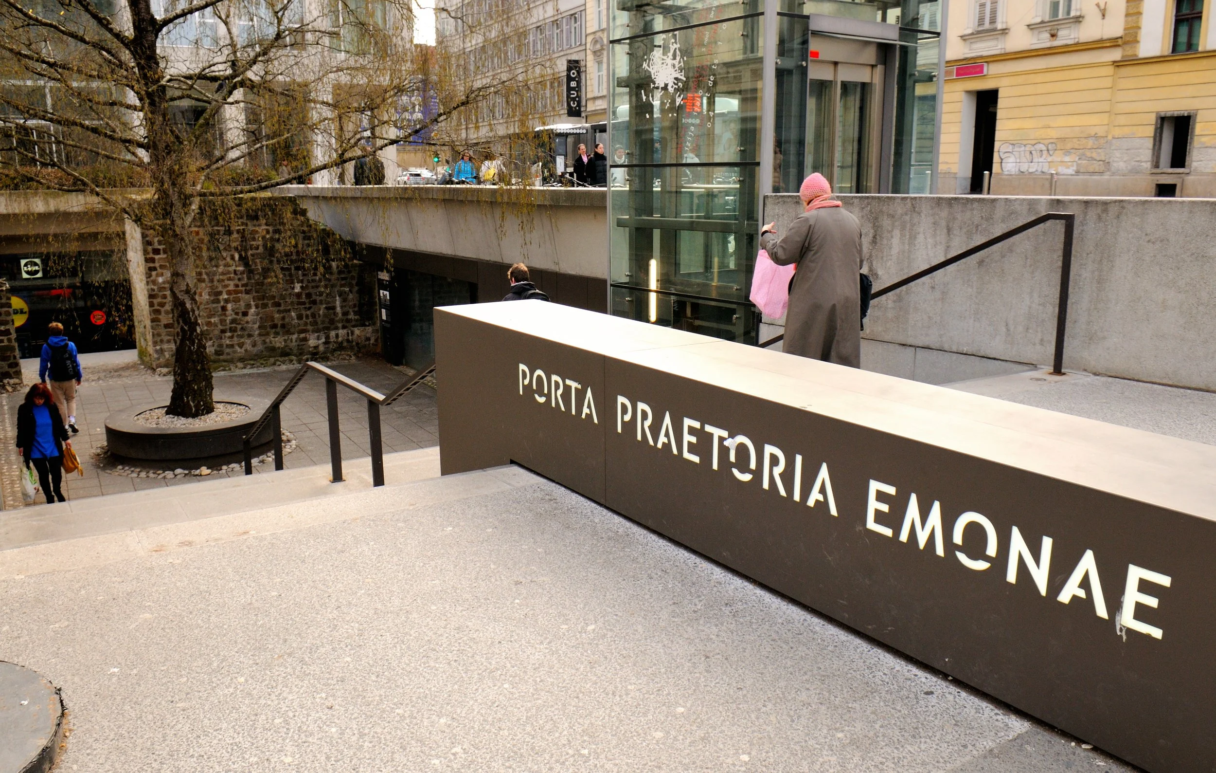 Lubiana - passaggio per vedere le fondazioni della porta romana.