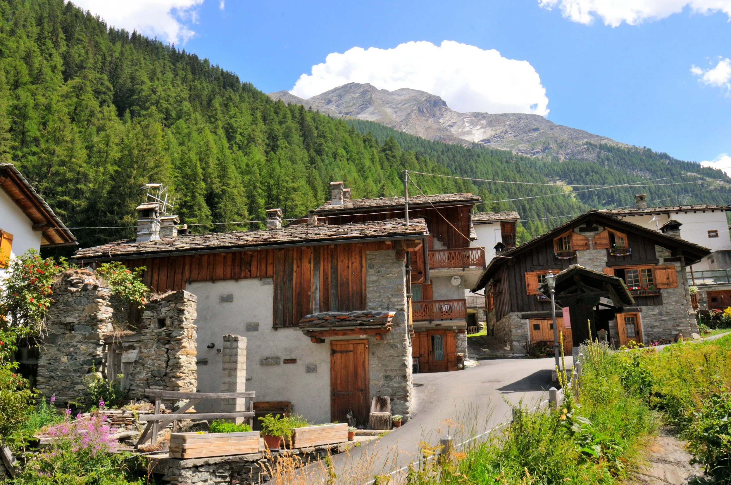 Valsavarenche - villaggio di Bien (1630 m): la parte dell'abitato a ridosso del fiume Savara è stato cancellato da una valanga nel XVIII secolo.