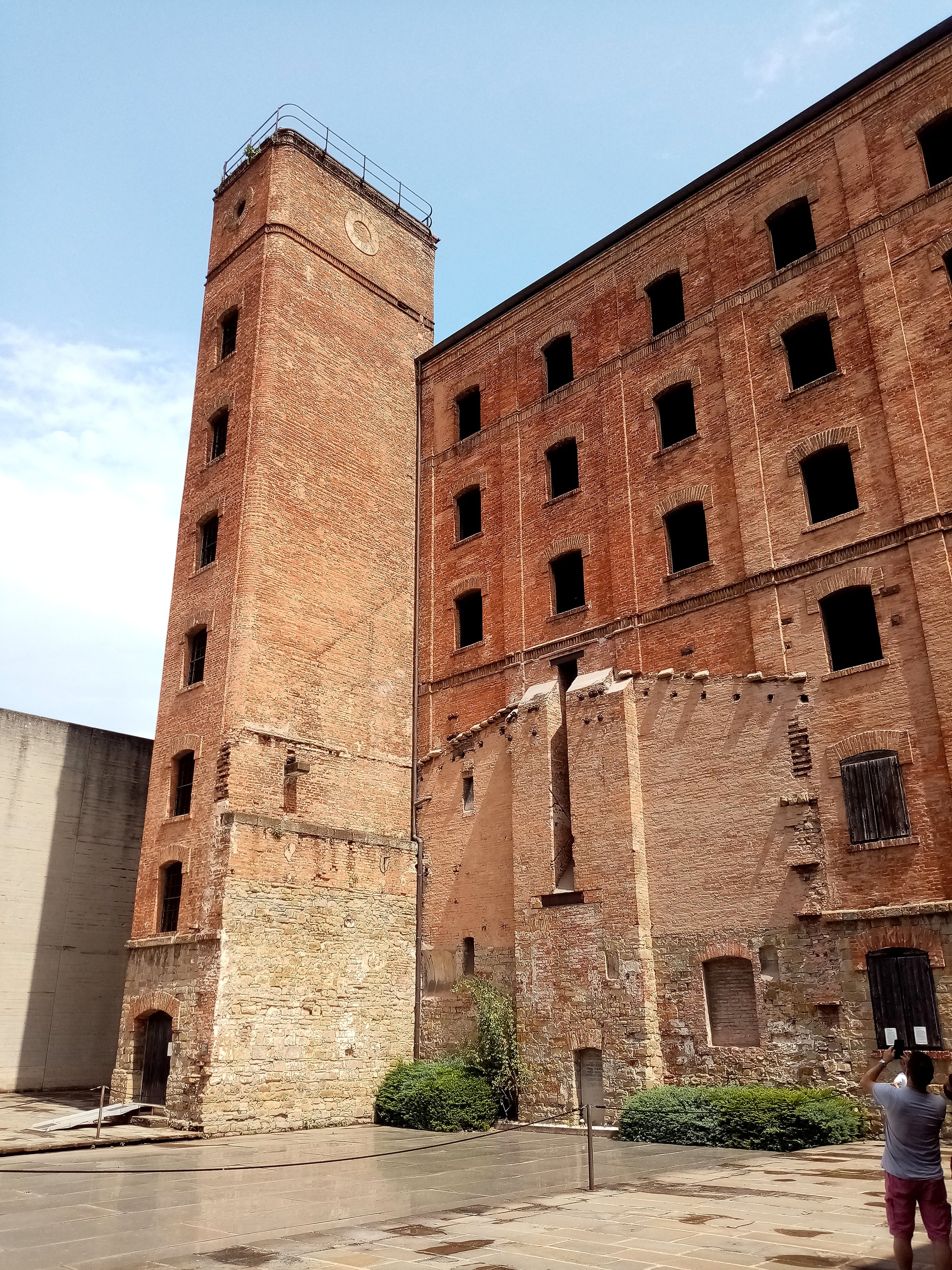 Trieste - Risiera di San Sabba: ex stabilimento industriale per la lavorazione del riso situato nell'omonimo quartiere, poi magazzino e caserma del Regio esercito, durante l'occupazione nazista divenne un Polizeihaftlager (Campo di detenzione e di po