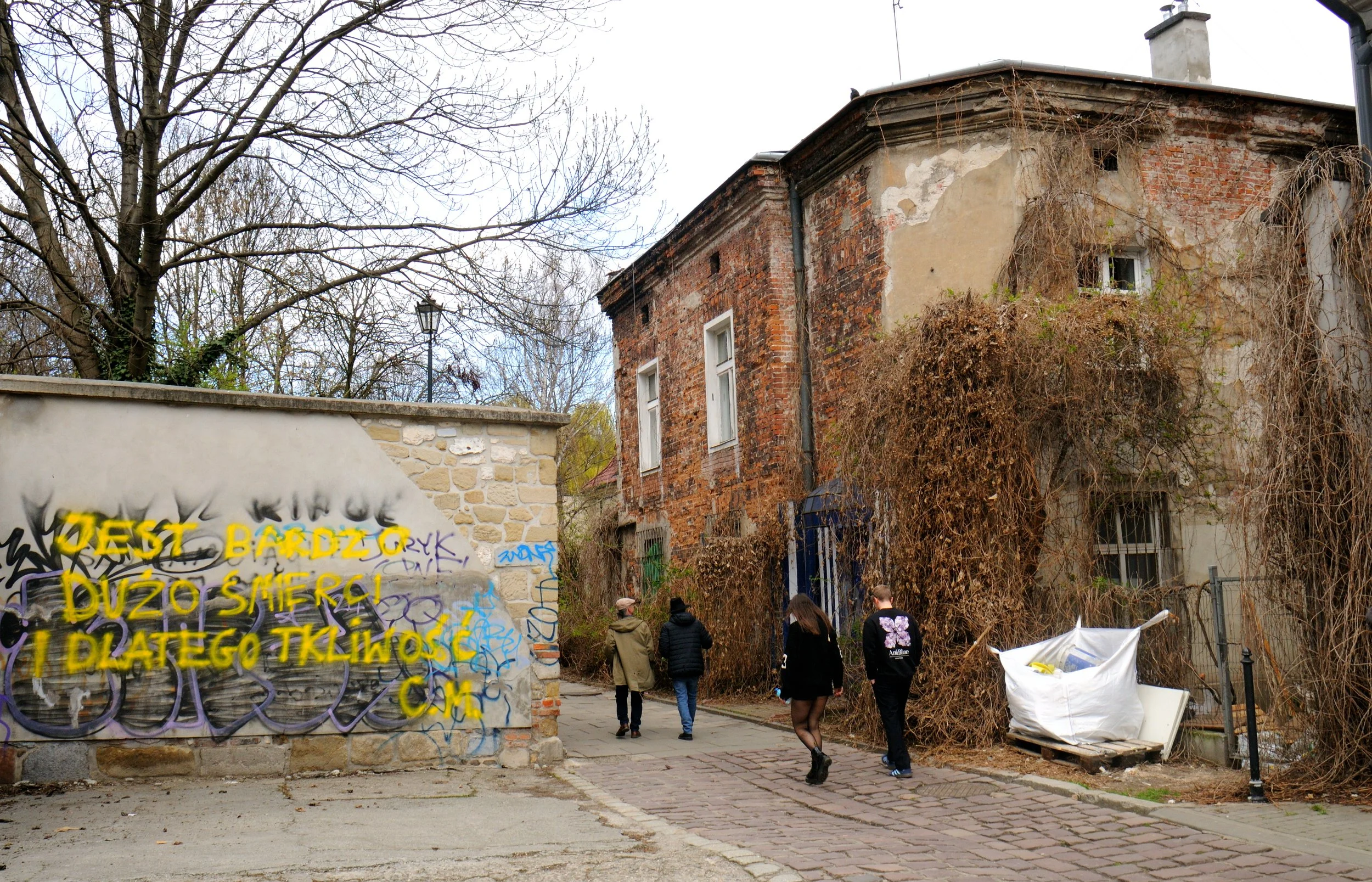 Kazimierz, storico quartiere ebraico della città. Durante la II Guerra Mondiale, gli abitanti furono deportati nel ghetto di Podgorze. Da alcuni anni è in atto un'opera di riqualifica che vede il restauro delle sinagoghe e l'apertura di locali. 