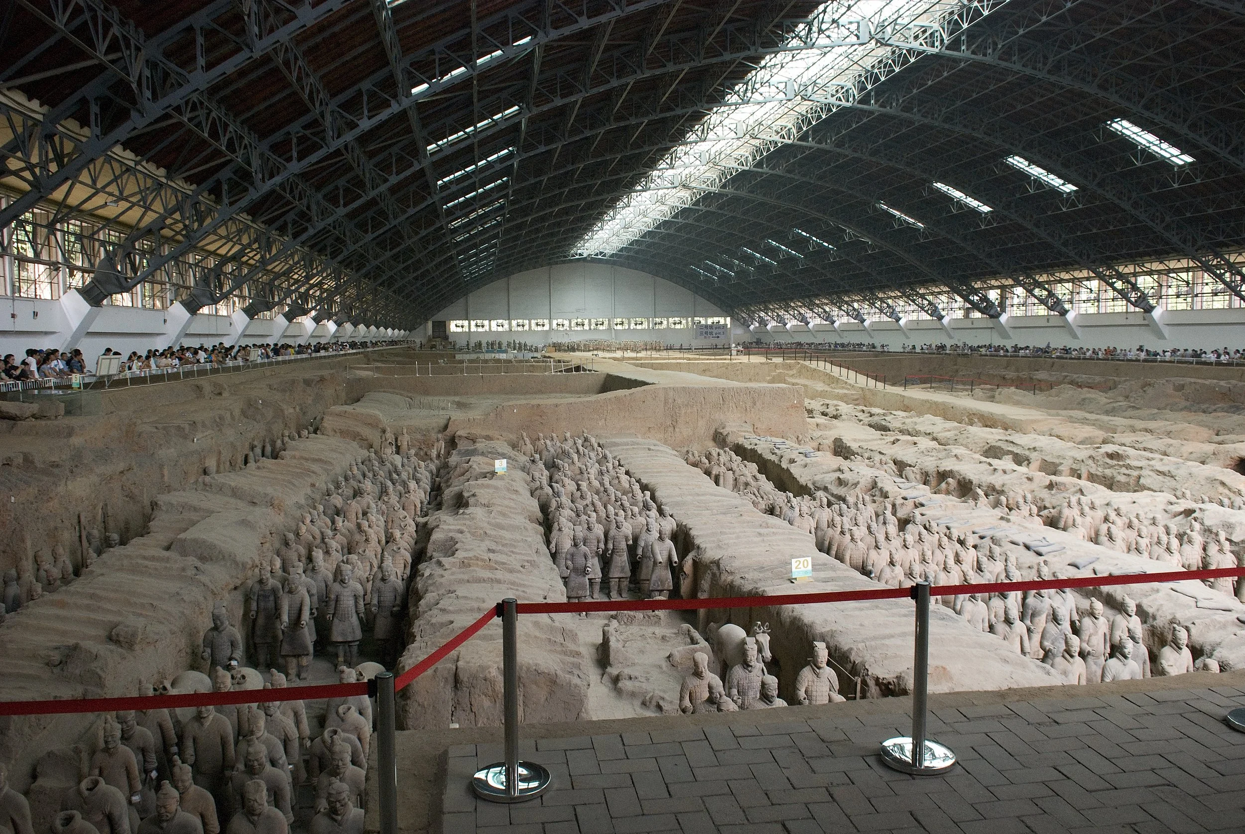 Xi'an - l'esercito di terracotta, mausoleo del primo imperatore della dinastia Qin. Realizzato fra il 246 e il 206 a.C., fu scoperto casualmente nel 1974 da un gruppo di contadini che effettuavano lo scavo di un pozzo. Avrebbe dovuto scortare e prote