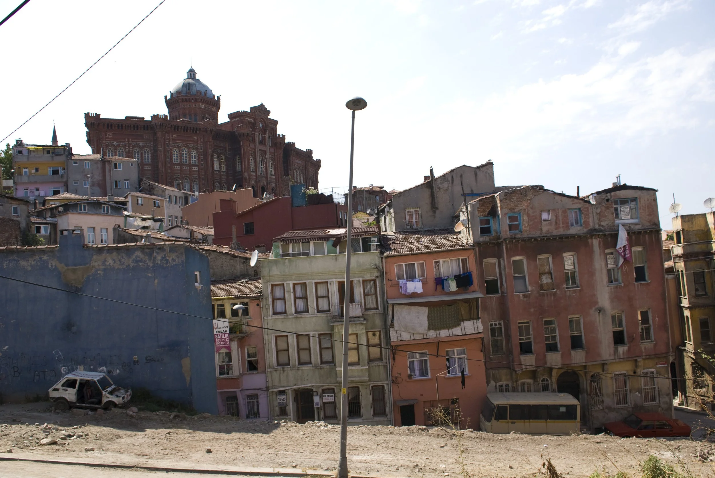 In alto domina la zona l'imponente Scuola greco-ortodossa (1883). La mole dell'edificio fa comprendere l'importanza che ancora alla fine dell'800 rivestiva la comunità greca. Adesso stona visibilmente con un quartiere composto da case fatiscenti in l