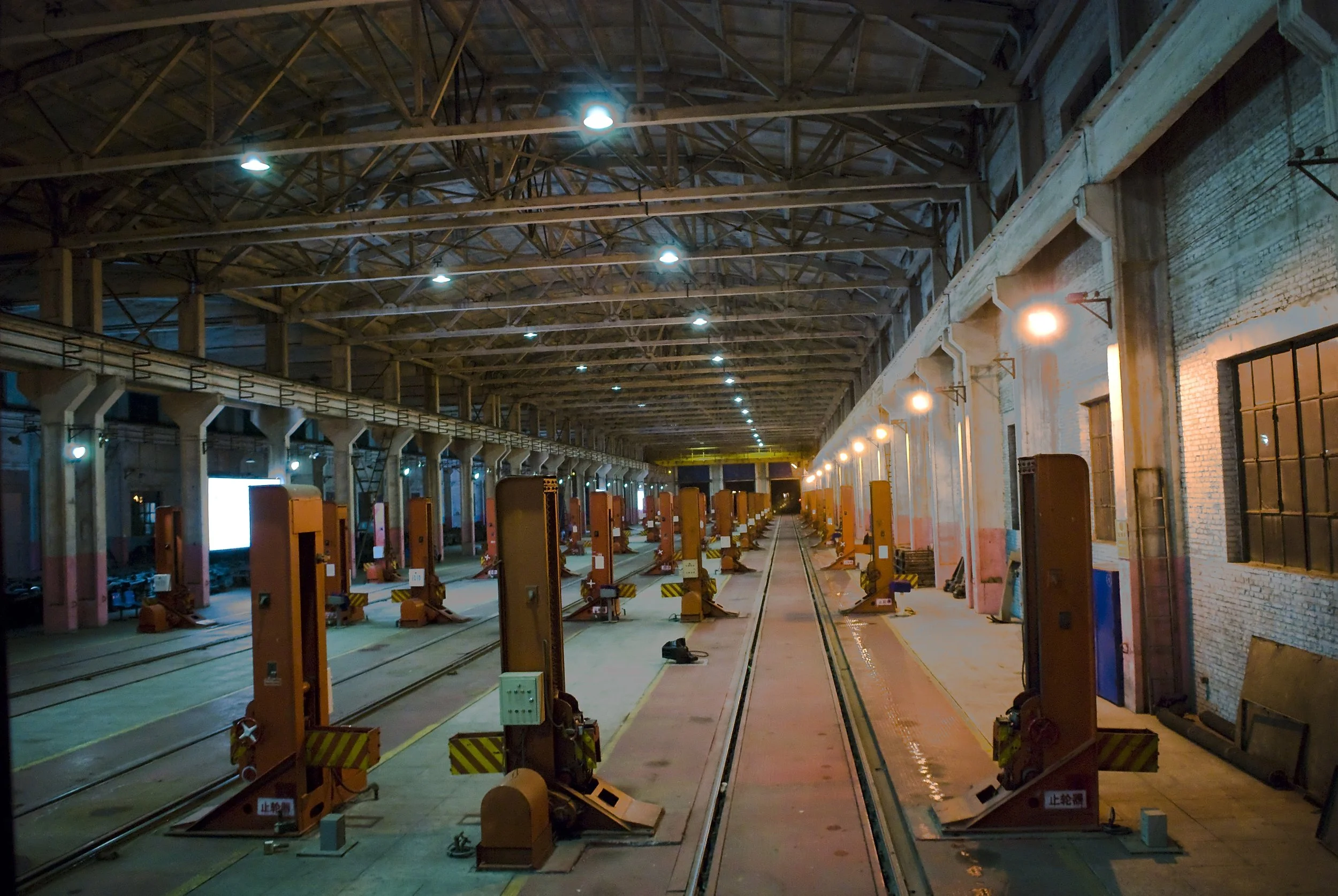 Stazione di Zamyn-Ùùd, confine Mongolia-Cina, tarda serata. A causa del diverso scartamento dei binari cinesi, è necessario un cambio dei carrelli ruote. 