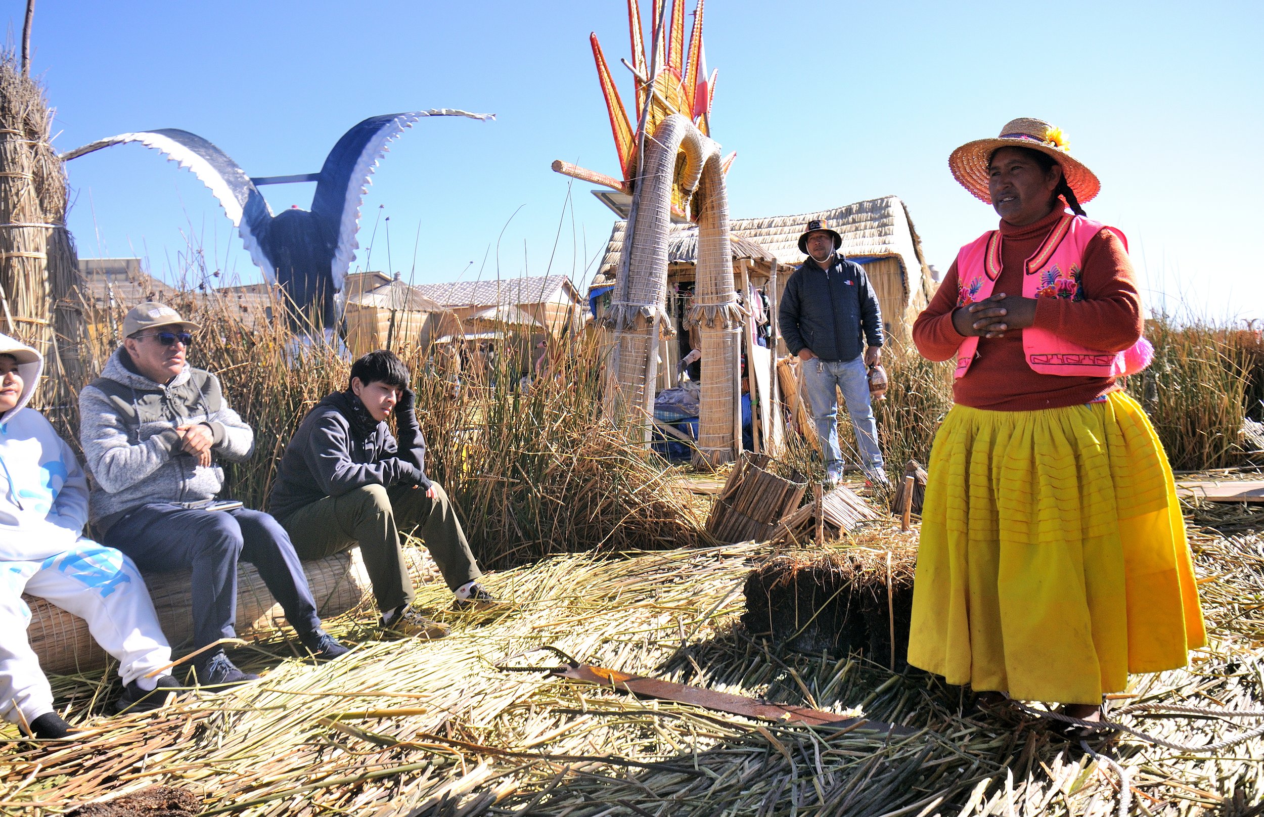 Sosta presso le isole galleggianti degli Uros - isolotti artificiali costruiti da questa popolazione con la totora, pianta acquatica che cresce sulle sponde del Lago Titicaca.
