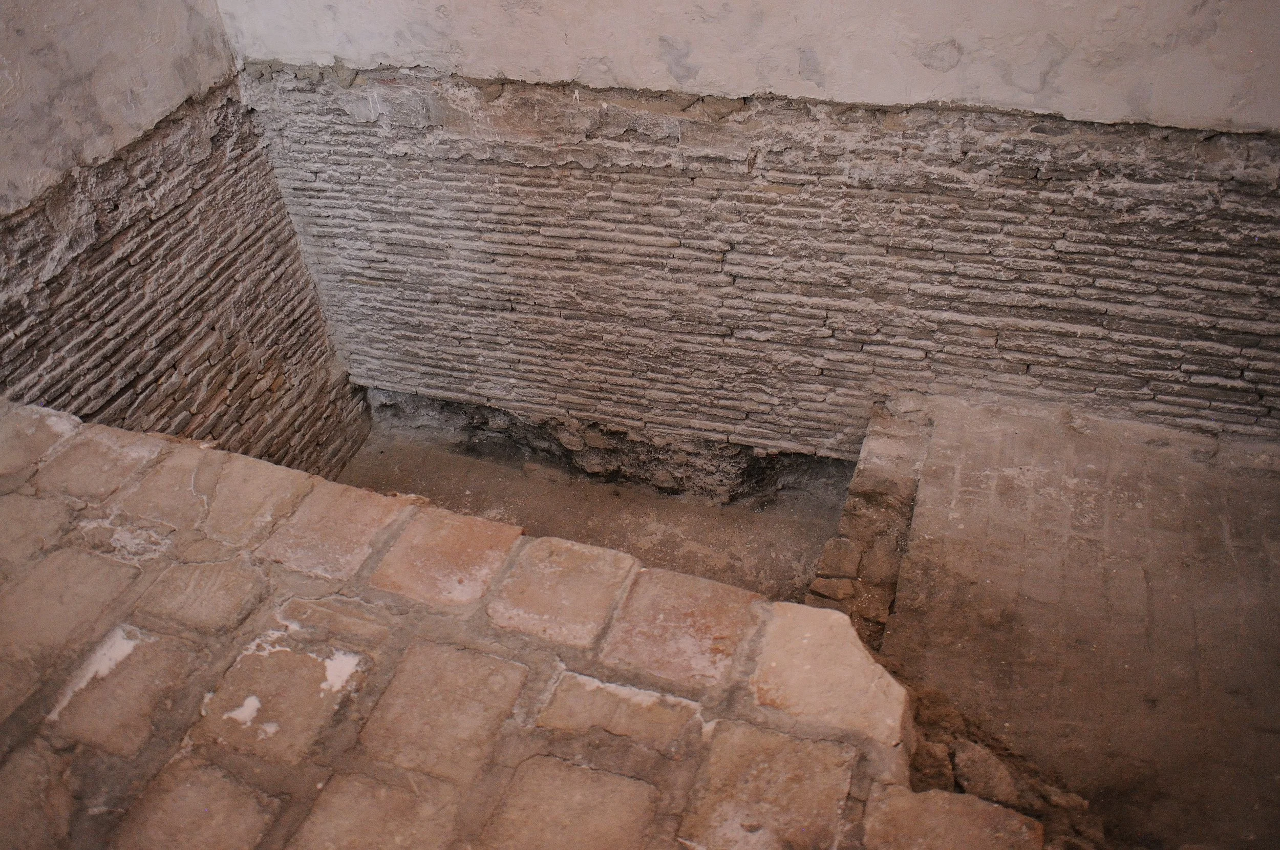 Khiva - fotografia stratigrafica all'interno di una moschea costruita su un precedente luogo di culto zorohastriano.