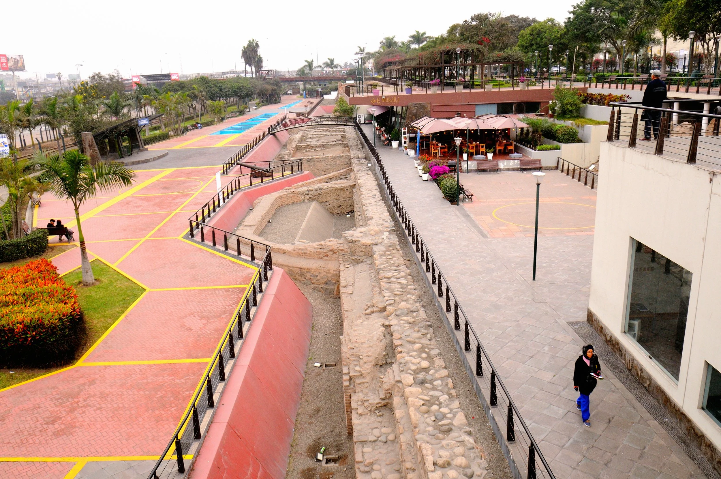 Lima - mura ed edifici spagnoli nei pressi del fiume  Rimac