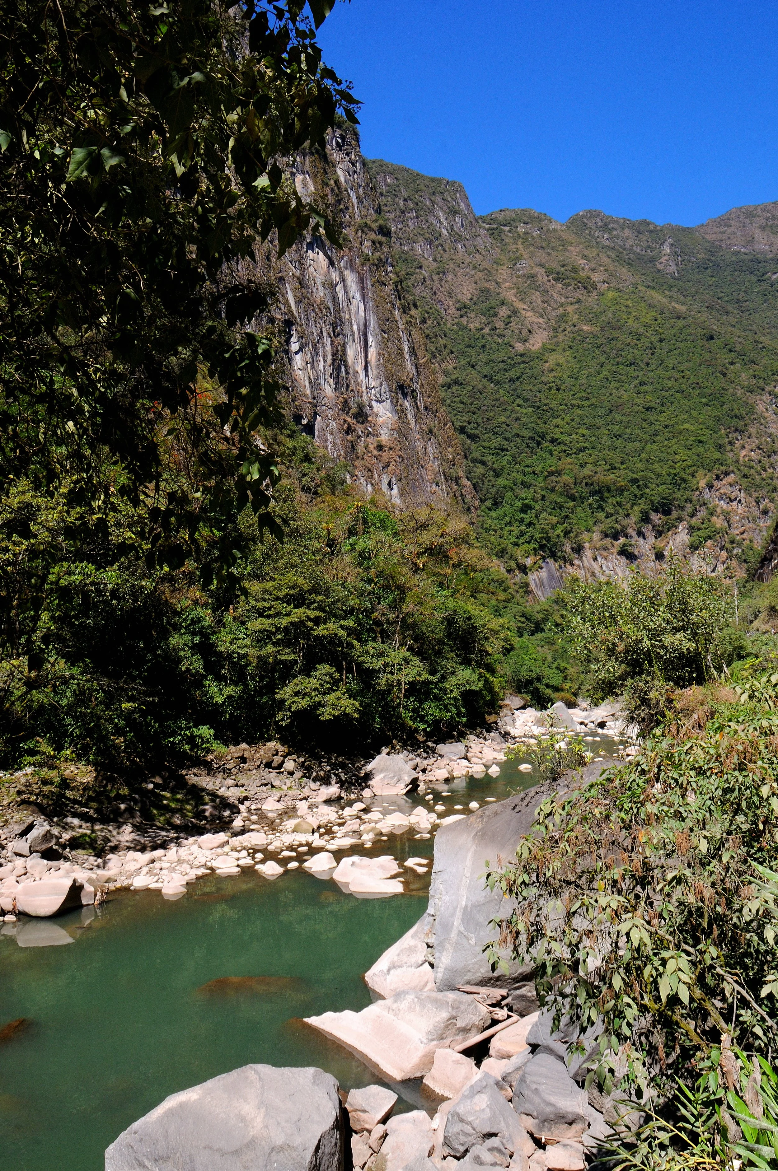 Da Aguas Calientes trekking di circa 2 ore per raggiungere il sito archeologico di Machu Picchu.