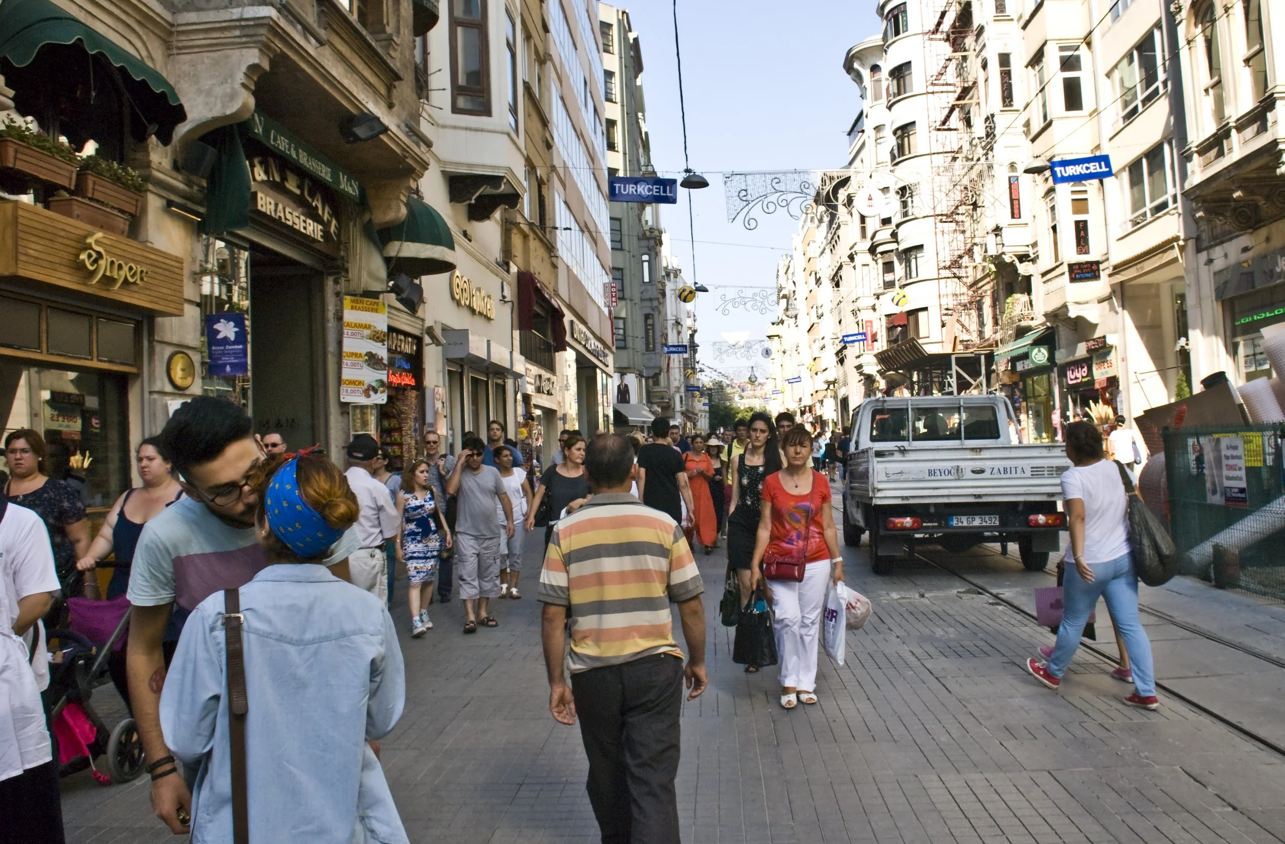 Istanbul - distretto di Beyoğlu, İstiklal Caddesi, il lungo corso che conduce  a Piazza Taksim: storico viale simbolo della Istanbul "da bere" ottocentesca, laica e poi kemalista, la zona ha vissuto alterne fortune e nella sua storia è stata anche te