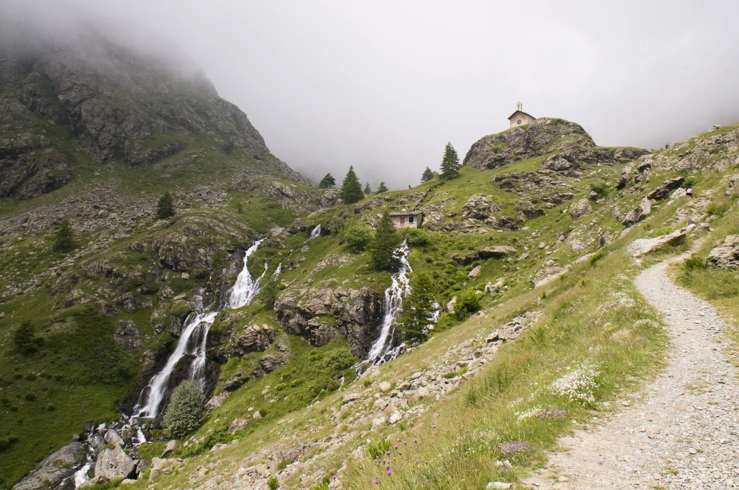 Sul sentiero che conduce da Pian della Regina (1770 m) a Pian del Re (2020 m)