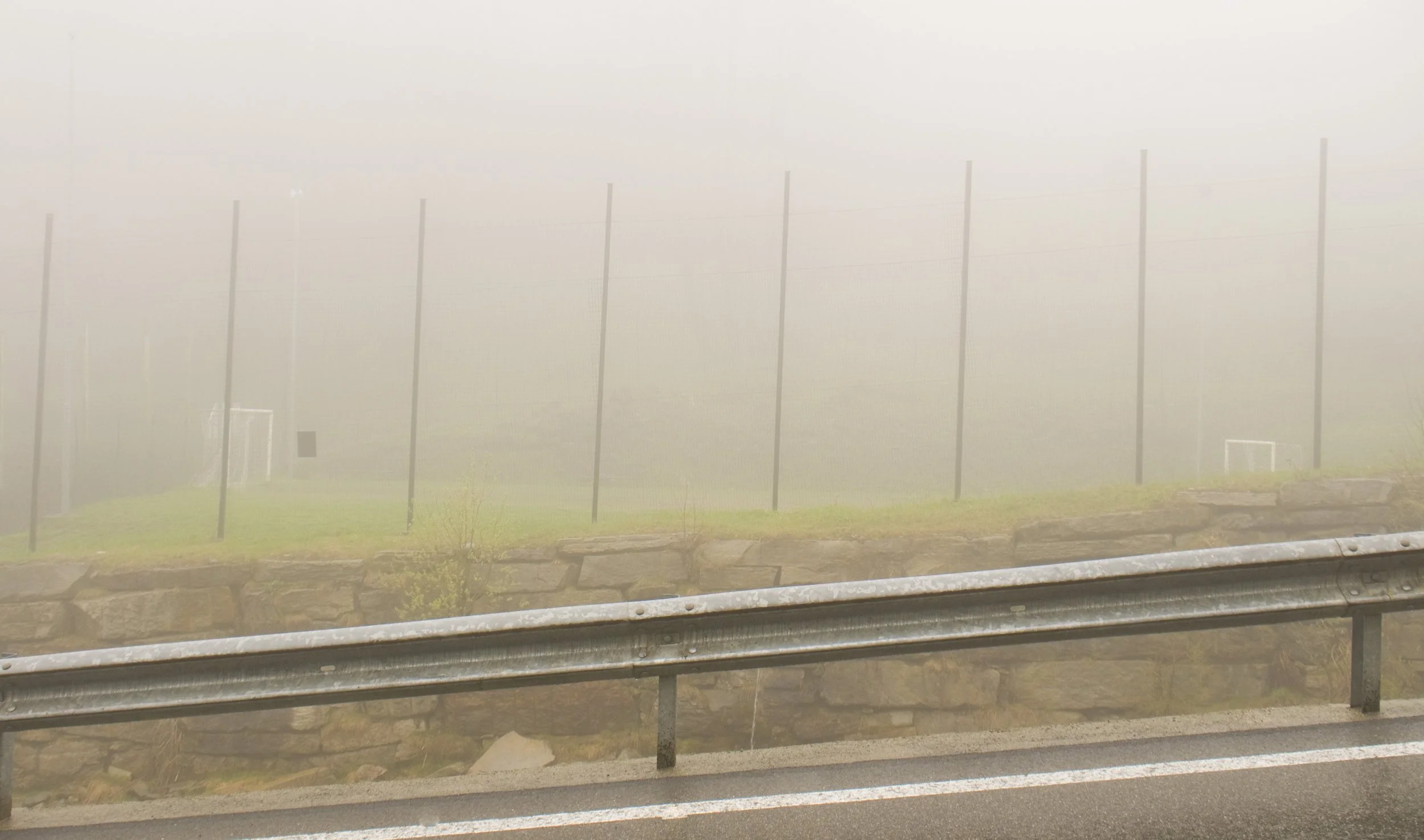 Crissolo - campo di calcio a 5 nella nebbia