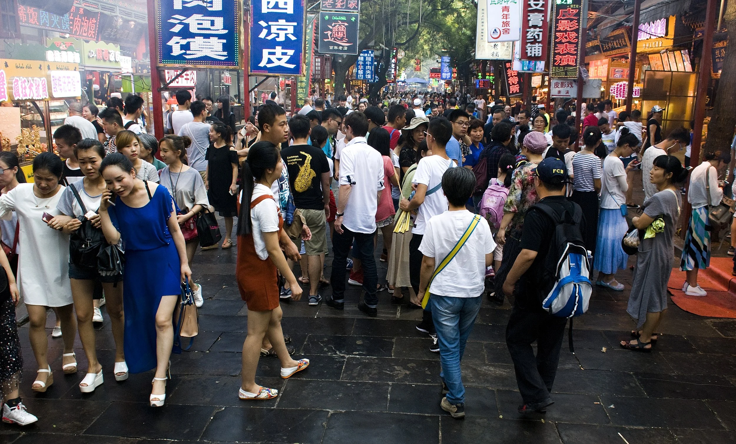 Xi'an - nello storico quartiere musulmano con suq e luoghi di ristoro. Molti abitanti appartengono all'etnia Hui che ha conosciuto l'Islam dai mercanti arabi e persiani che raggiungevano l'antica Chang'an, nome storico della città, ex capitale, consi