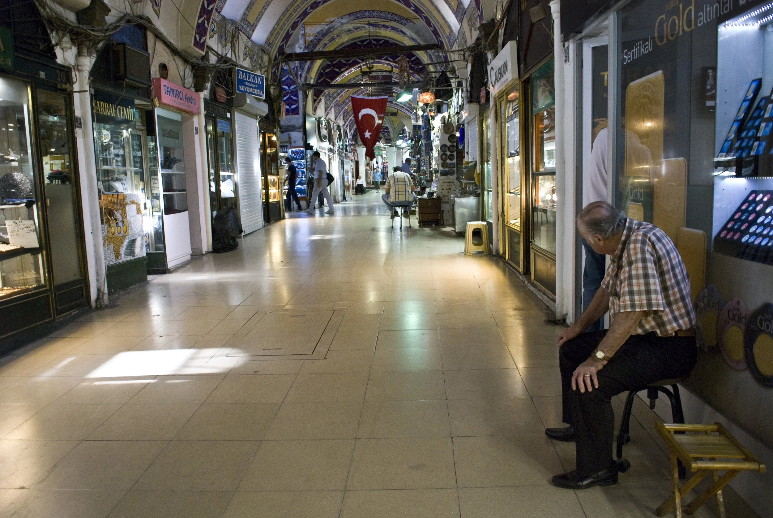 Istanbul - Gran Bazar: uno dei mercati coperti più antichi e grandi del mondo. La struttura originaria iniziò ad essere costruita nel 1455, due anni dopo la conquista turco-ottomana della città. 