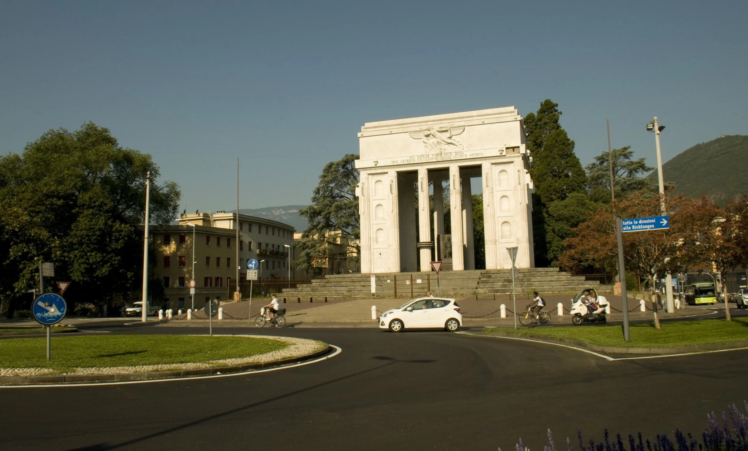 Bolzano/Bozen - Monumento alla Vittoria (1928) del Regno d'Italia sull'Impero austro-ungarico nella I Guerra Mondiale. L'occupazione italiana dal 1918 e in maniera determinante l'affermazione del regime fascista, ha comportato diversi interventi urba