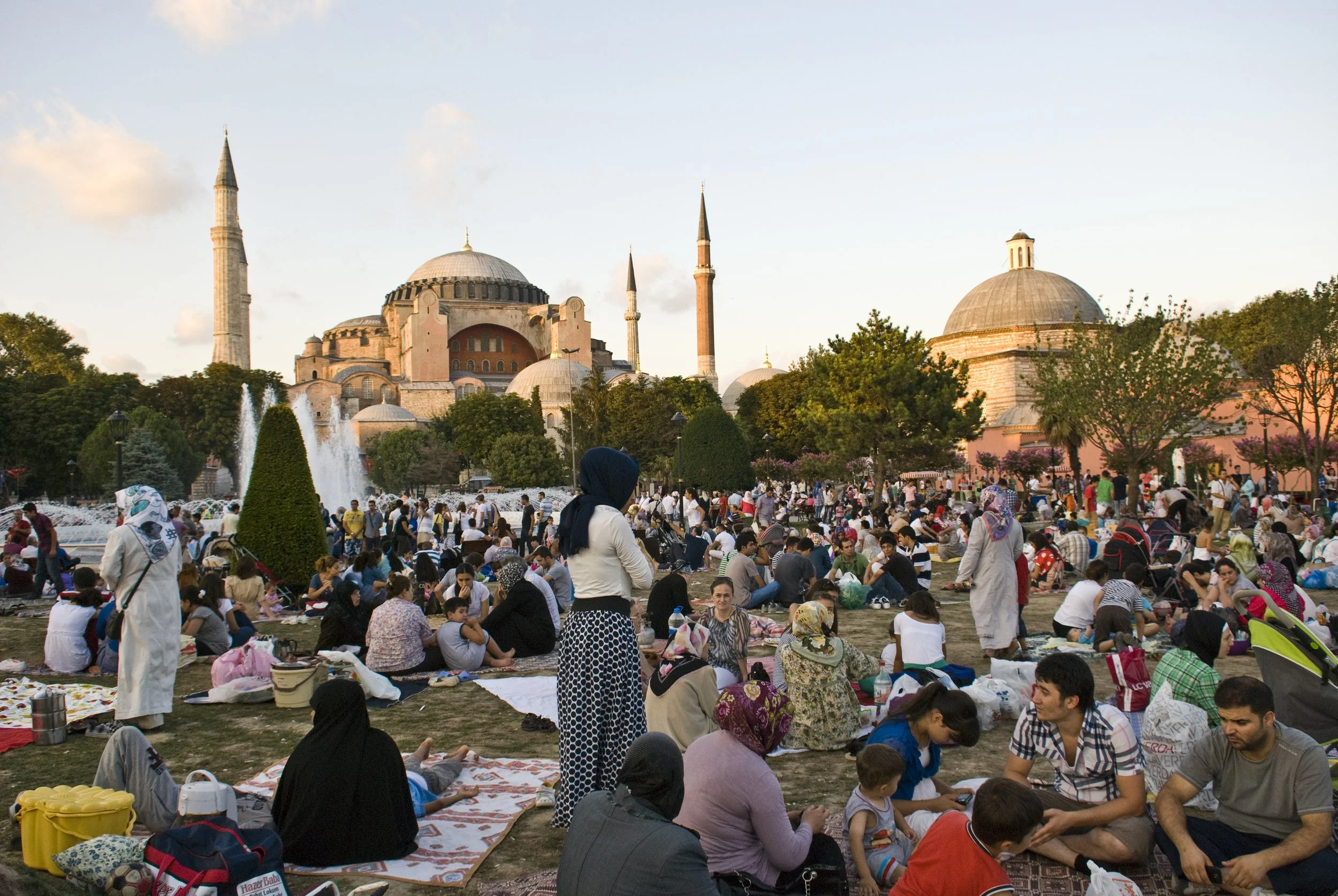 Istanbul - in fondo la Chiesa di Santa Sofia: il primo edifico di culto cristiano risale al 360 d.C.. Incendi, devastazioni e terremoti hanno comportato diverse costruzioni e ricostruzioni. L'edifico attuale fu fatto costruire da Giustiniano nel 532.