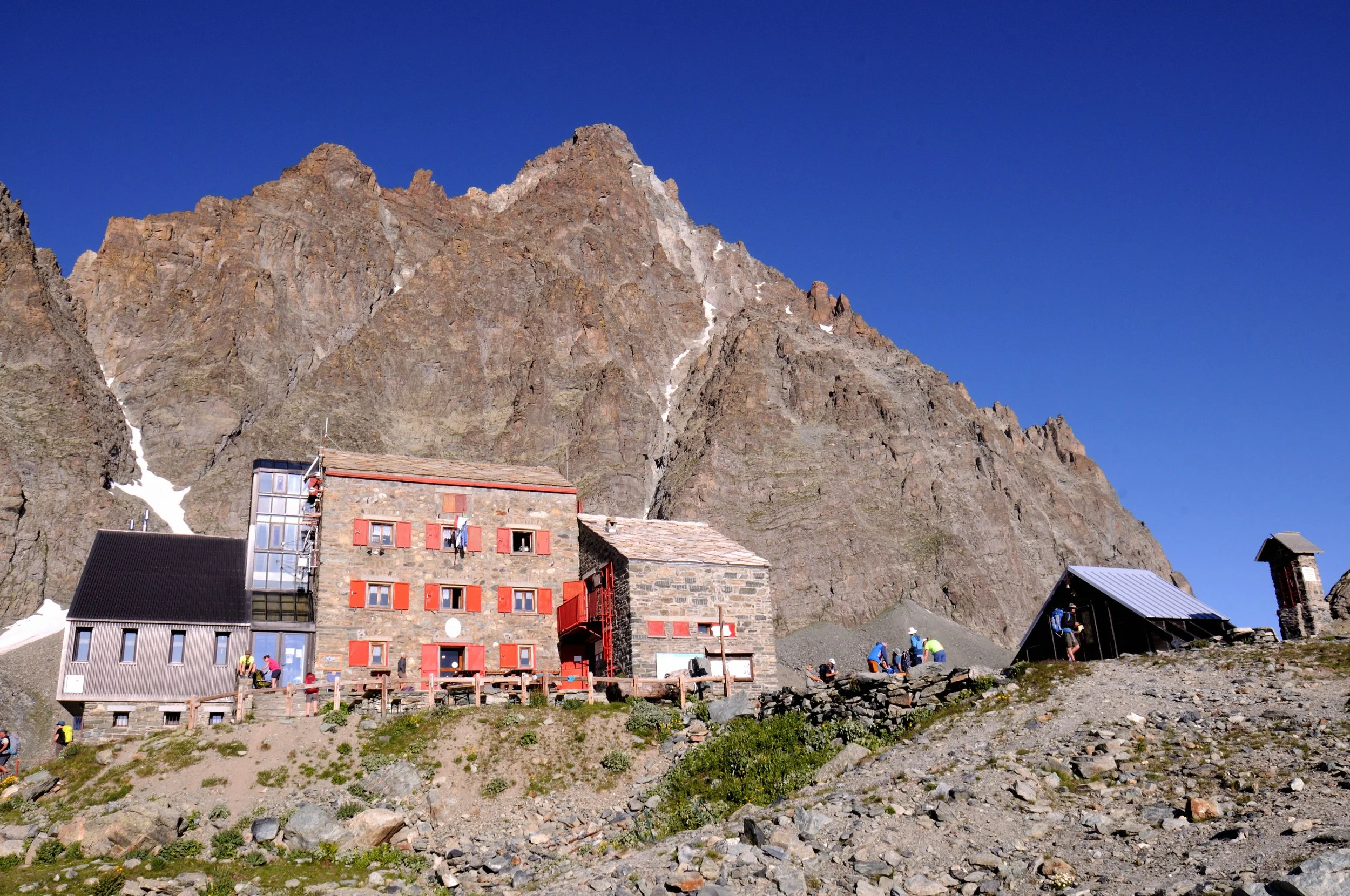 Rifugio Quintino Sella (2640 m), ai piedi del Monviso.