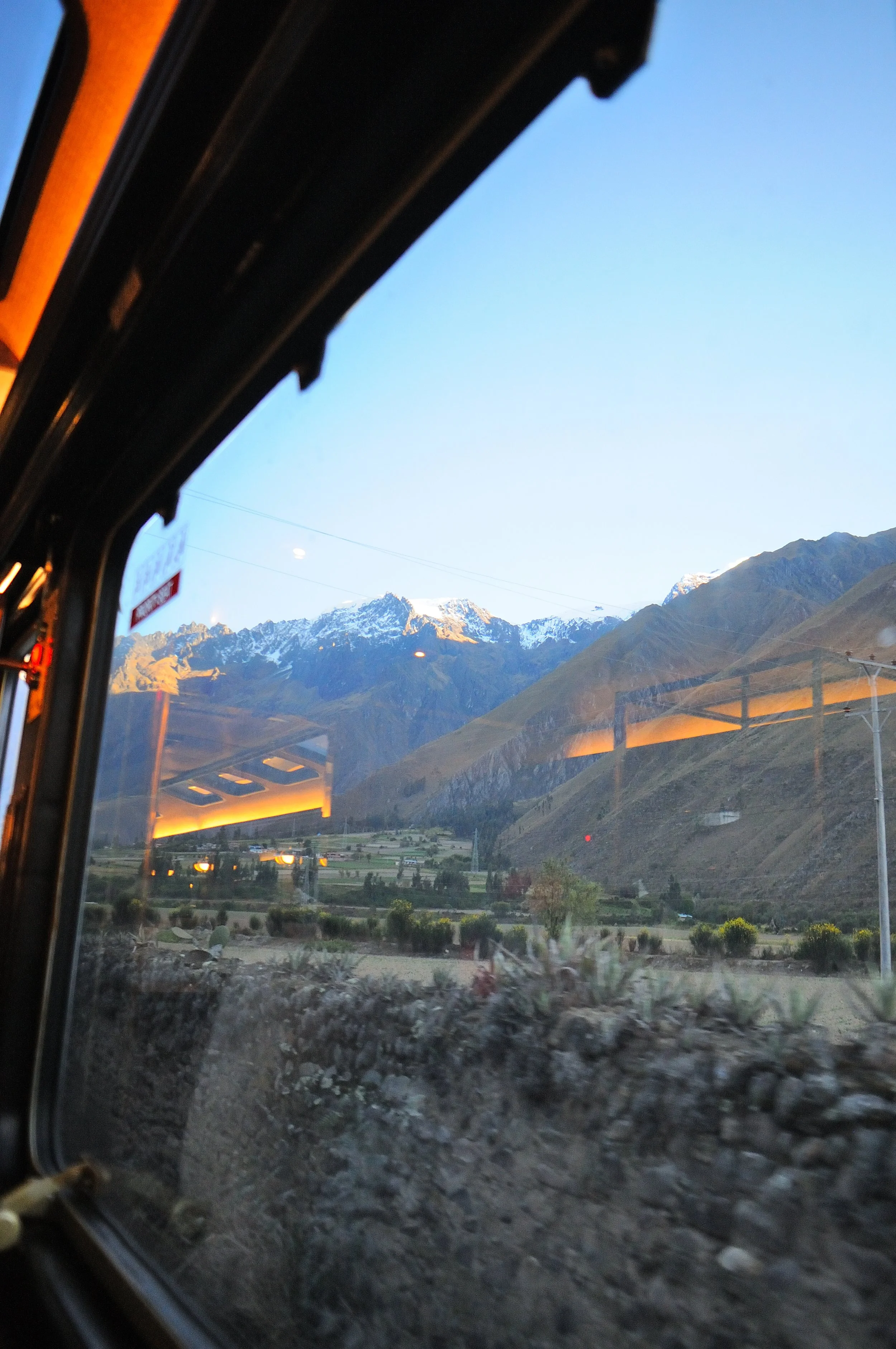 Alle 4 del mattino siamo partiti con un minibus per raggiungere Ollantaytambo. Dalla stazione della cittadina un treno ci ha condotti ad Aguas Calientes, nome ufficiale Machu Picchu Pueblo...