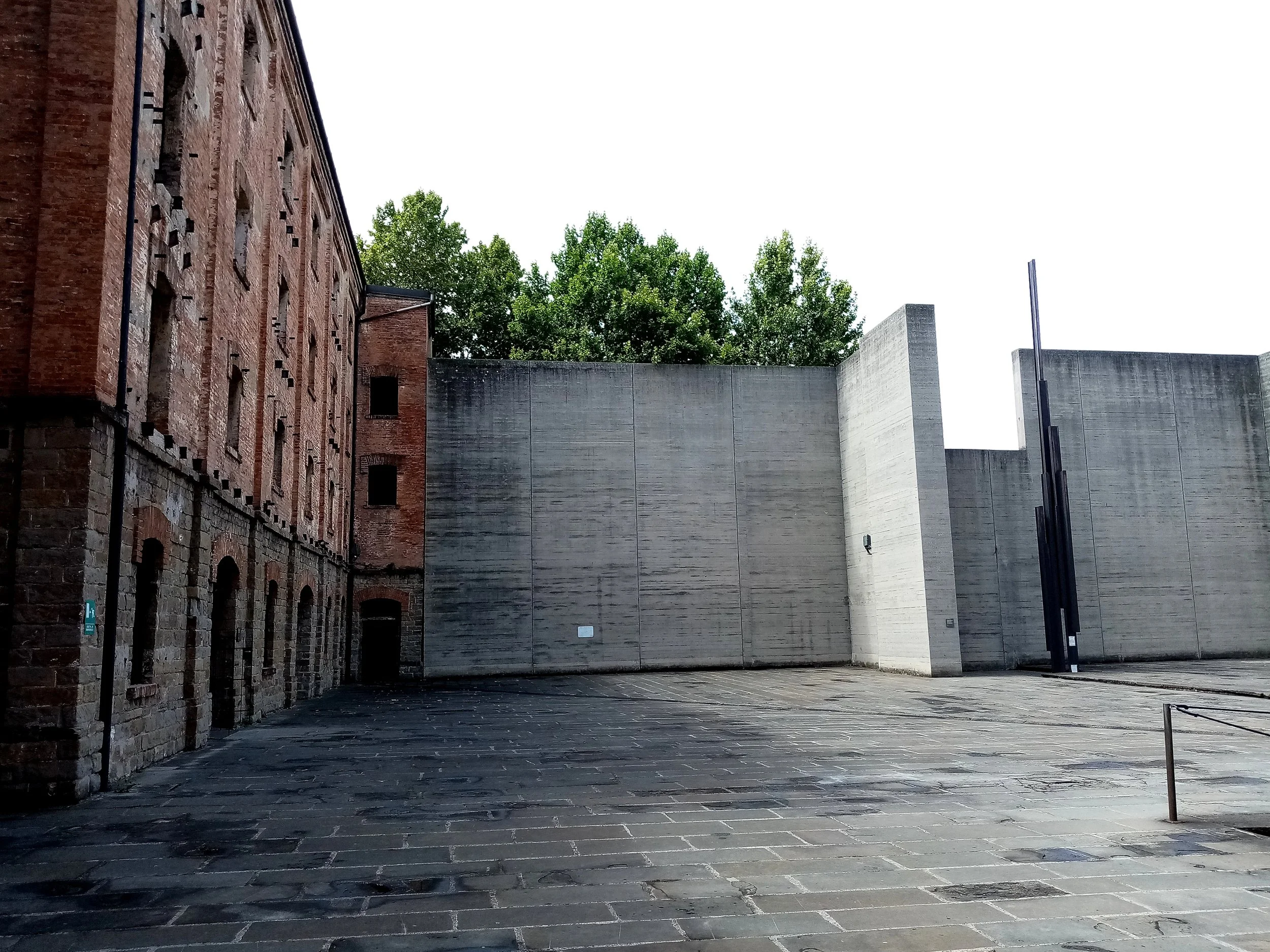 Trieste - Risiera di San Sabba: il monumento a sinistra ricorda il camino del forno crematorio.