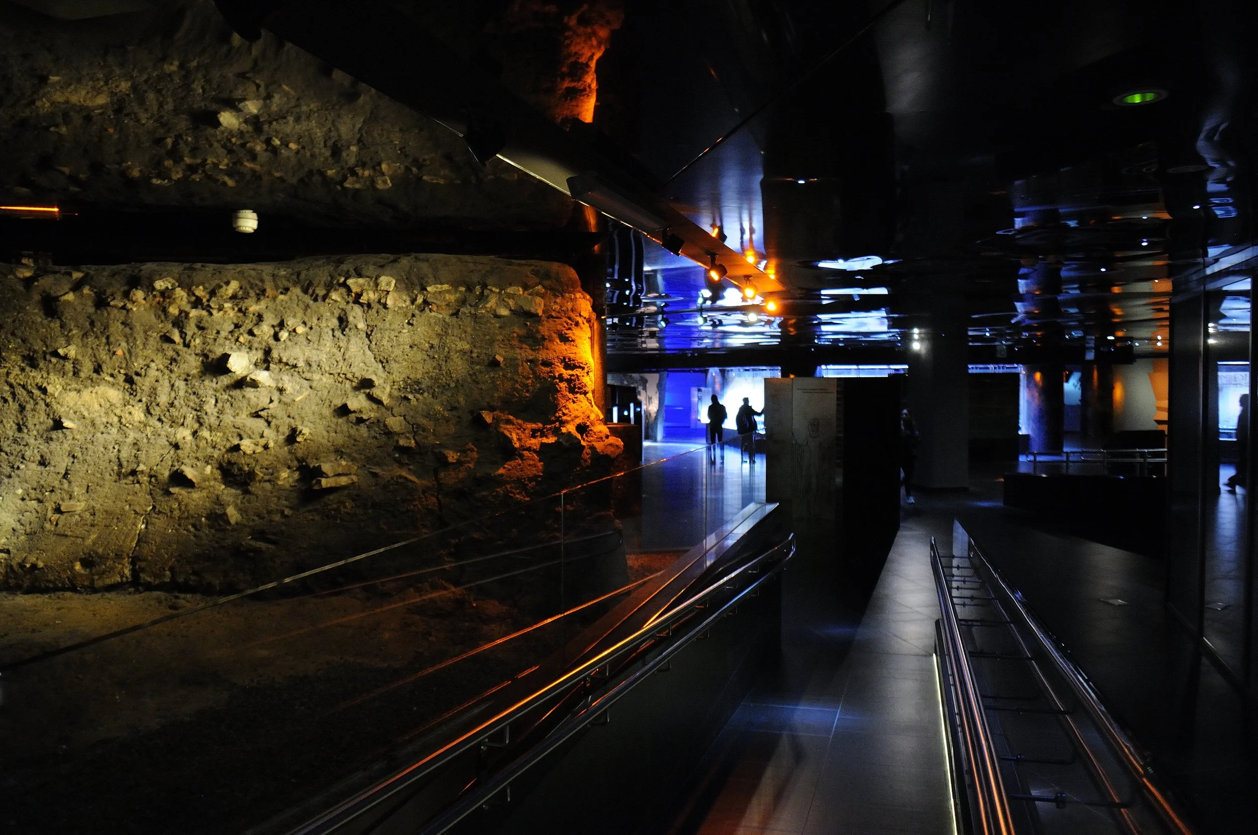 Museo di Cracovia - Rynek Underground: area archeologica presente al di sotto dell'attuale Piazza del Mercato. I resti che si possono ammirare riguardano la zona mercatale fra il 1200 e il 1300. 