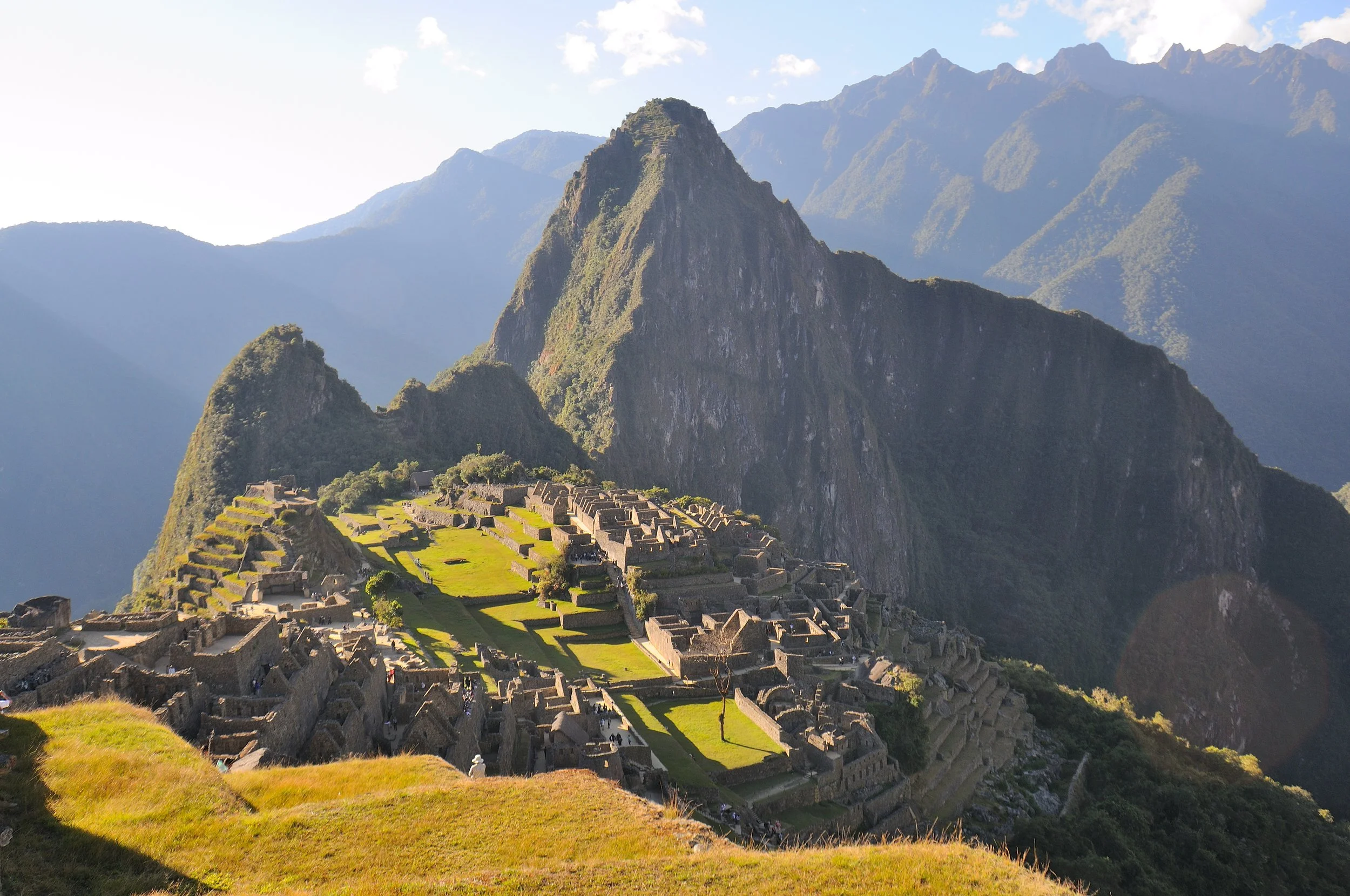 Machu Picchu - centro religioso, politico e militare, la fortezza Inca fu costruita intorno al 1440. Nel 1983 è stata dichiarata Patrimonio dell'Umanità dall'UNESCO. Nonostante le controversie che tuttora permangono, la scoperta è attribuita all'espl
