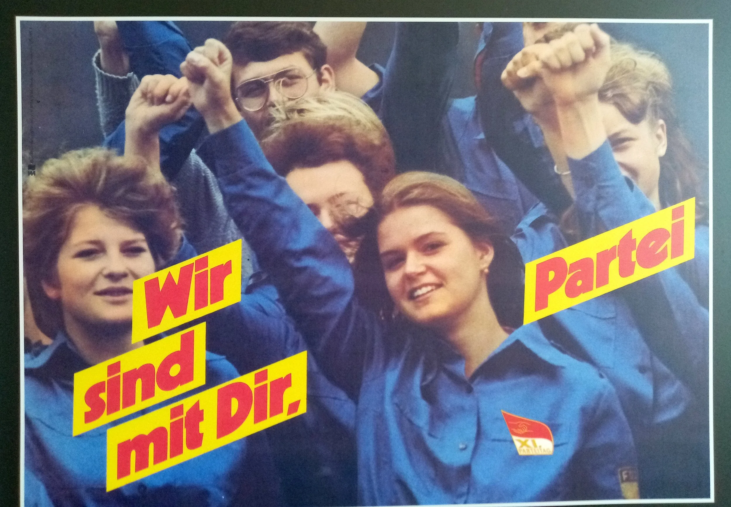 Berlino - Museo della Stasi: manifesto di propaganda del 1986. Mi ricorda in salsa socialista la mitica pubblicità della Coca Cola con la canzone "Vorrei cantare insieme a voi" che ascoltavo da bambino.