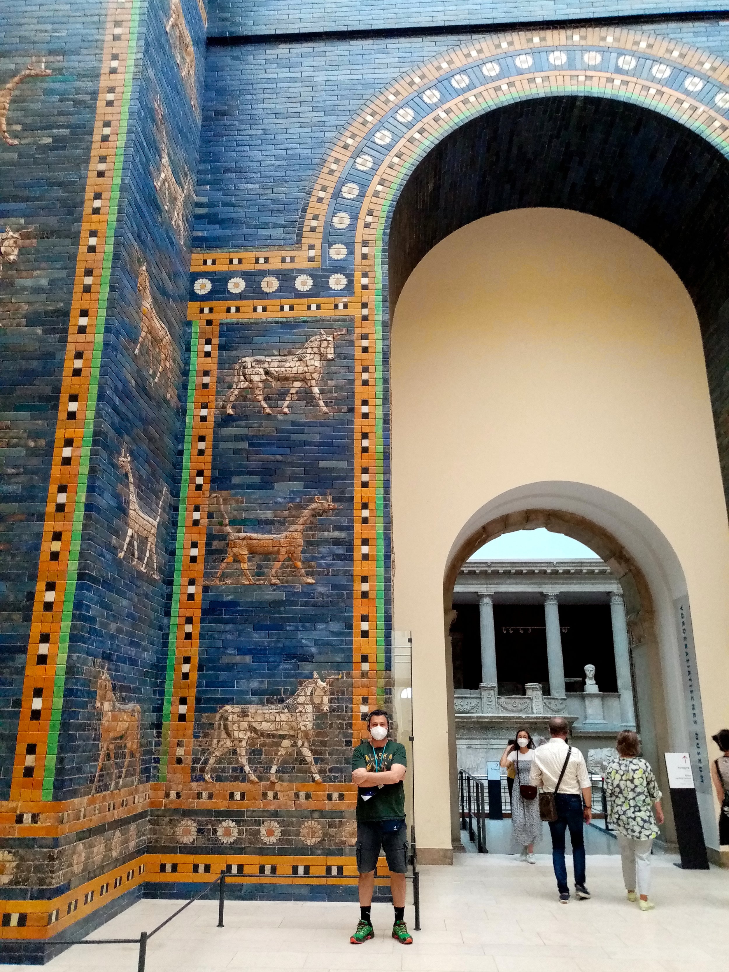 Berlino - Pergamonmuseum, Porta di Ishtar (575 a.C. ca), ottava porta della città di Babilonia: portata alla luce agli inizi del '900, nel 1926-27 fu letteralmente smontata e le varie componenenti inviate a Berlino. Nel 1928 iniziarono i lavori di ri