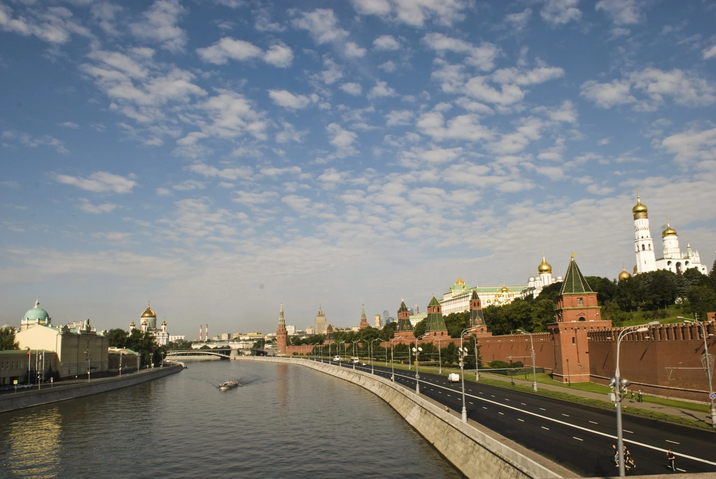 Mosca - fiume Moscova, sulla destra  il Cremlino