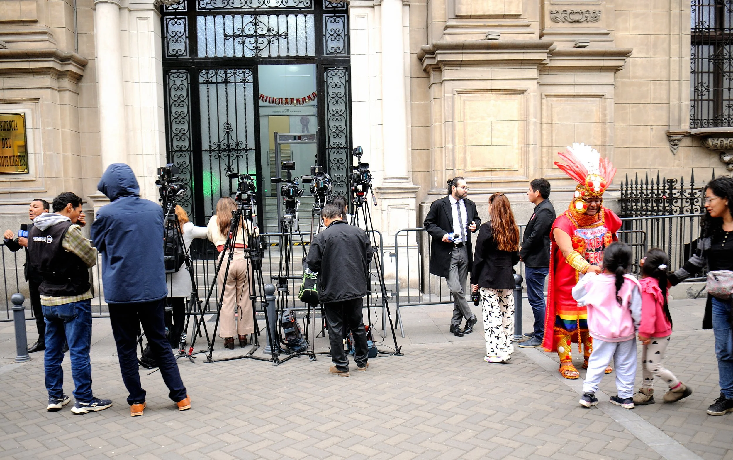 Lima - giornalisti in attesa. In corso una seduta del Parlamento...