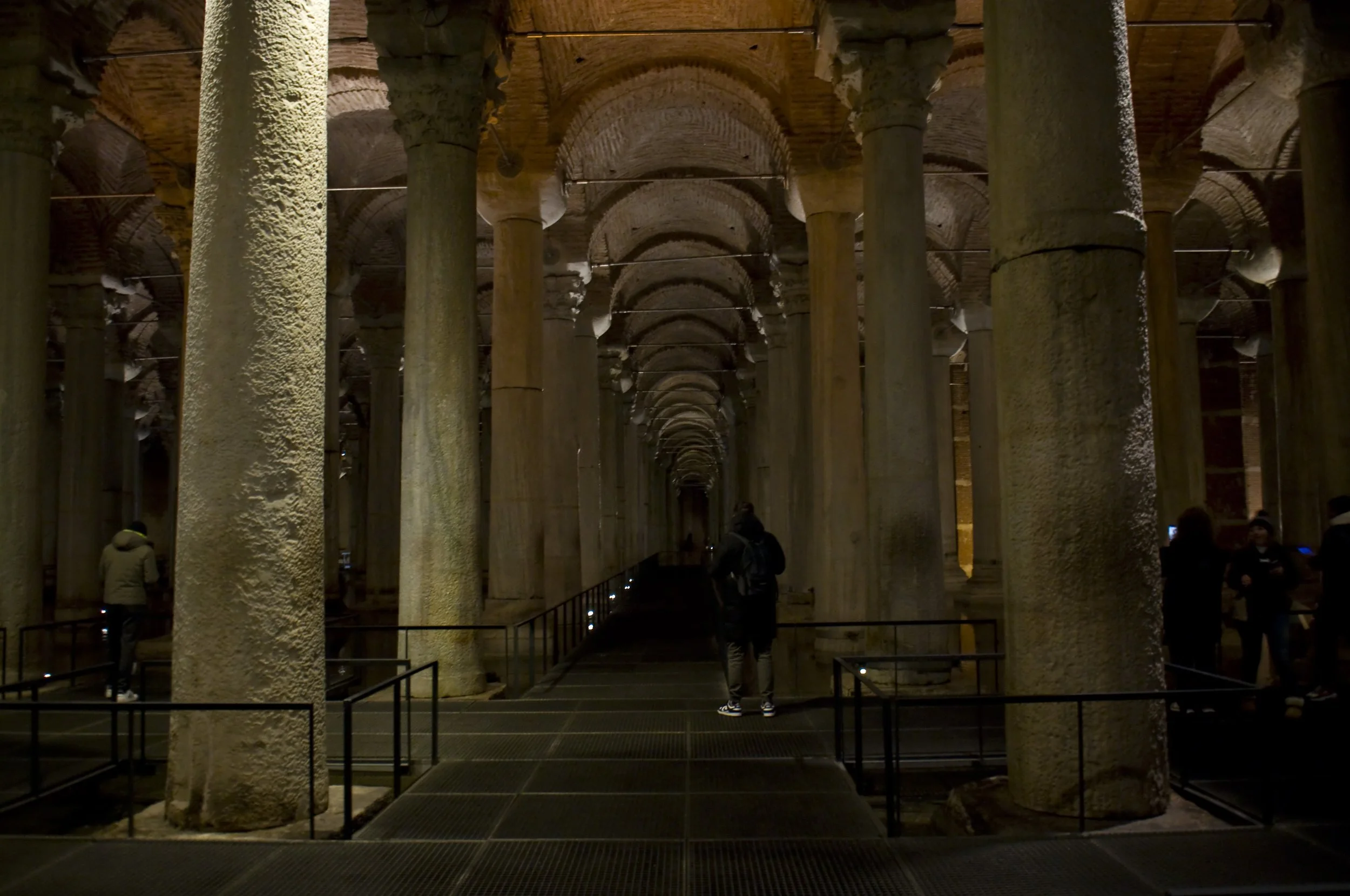 Istanbul - Cisterna Basilica: costruita nel 532 dall'imperatore Giustiniano su una preesistente struttura risalente all'epoca di Costantino, era alimentata dall'acquedotto di Valente. 